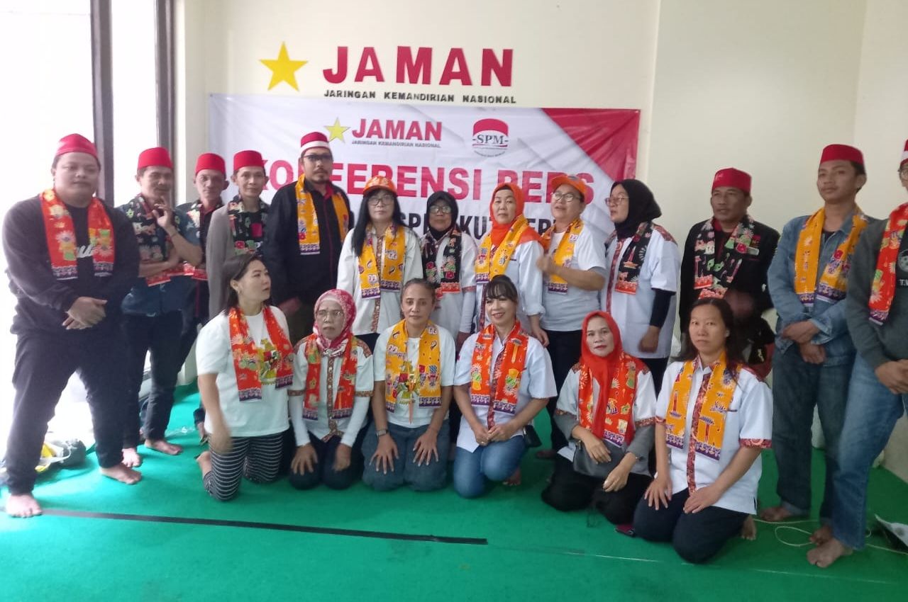 Relawan JAMAN dan Serikat Peci Merah. 