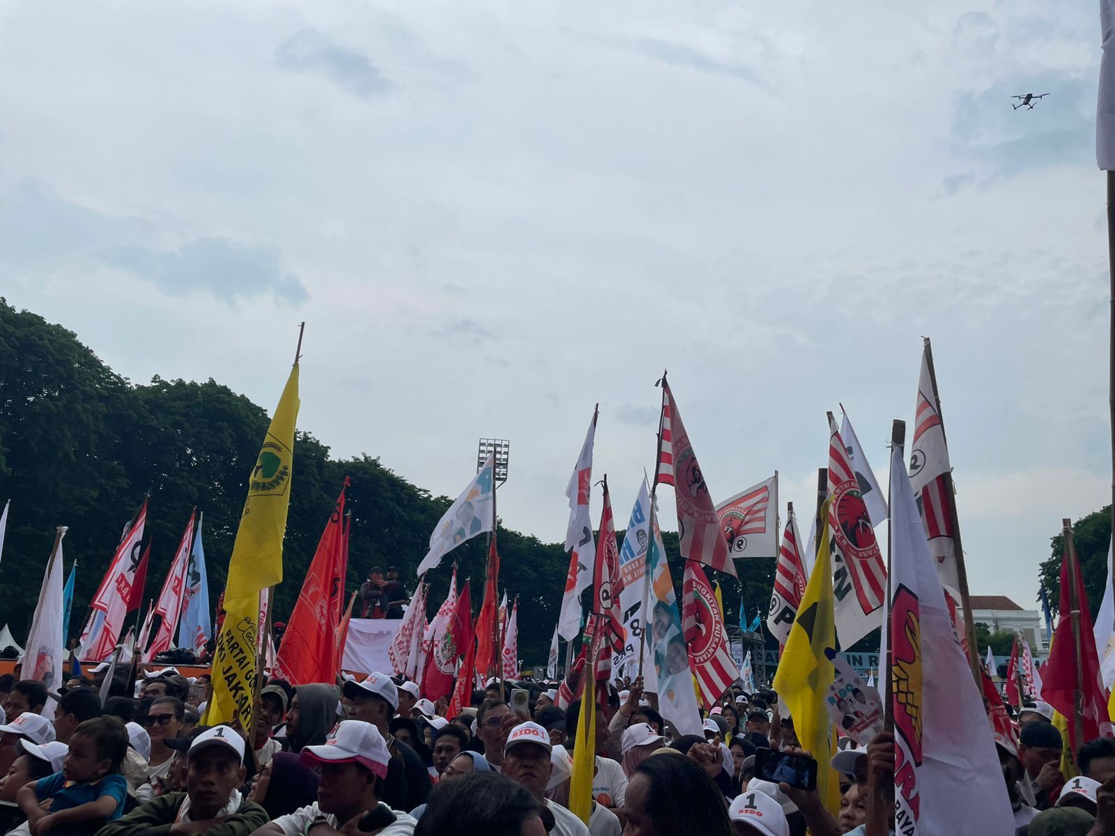 Pasangan calon gubernur dan wakil gubernur DKI Jakarta Ridwan Kamil dan Suswono menggelar kampanye akbar di Lapangan Banteng, Jakarta Pusat, Sabtu 23 November 2024.