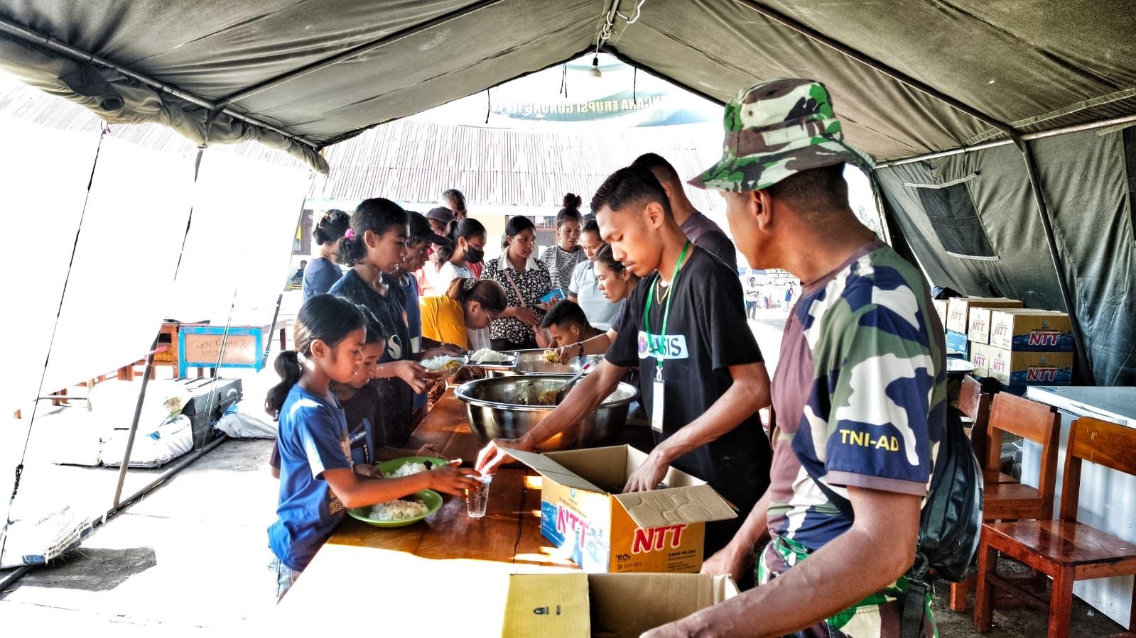 TNI Angkatan Darat (TNI AD) mengerahkan 169 personel untuk membantu masyarakat terdampak erupsi Gunung Lewotobi Laki-Laki di Kabupaten Flores Timur, Nusa Tenggara Timur (NTT). <b>(Dok.Istimewa)</b>