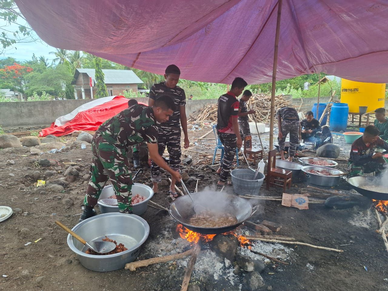 TNI Angkatan Darat (TNI AD) mengerahkan 169 personel untuk membantu masyarakat terdampak erupsi Gunung Lewotobi Laki-Laki di Kabupaten Flores Timur, Nusa Tenggara Timur (NTT). <b>(Dok.Istimewa)</b>