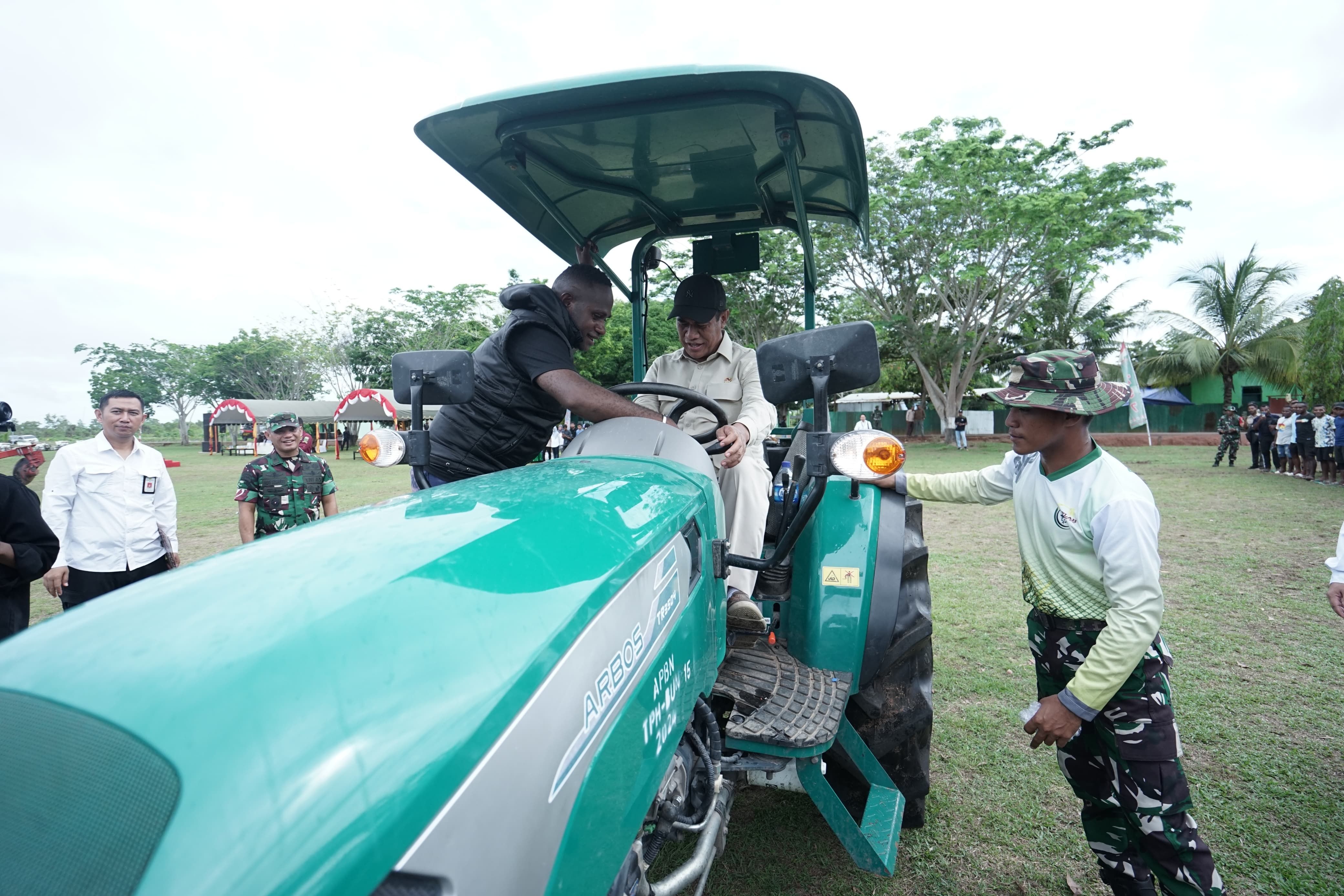 Mentan Amran diajari mengoperasikan traktor