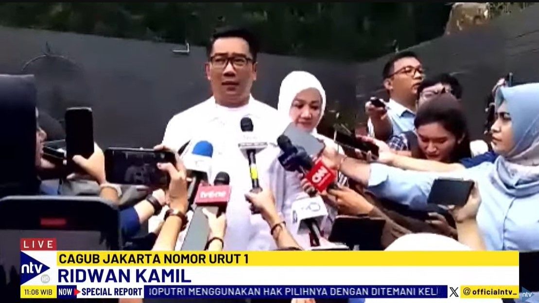 Calon Gubernur Jakarta nomor urut 1, Ridwan Kamil menggunakan hak suaranya di TPS 023 Jalan Rancabulan II, Ciumbuleuit, Kecamatan Cidadap, Kota Bandung, Jawa Barat (Jabar).