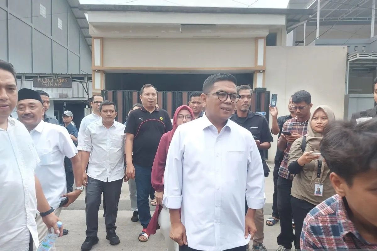 Calon Gubernur Banten Andra Soni saat memantau penghitungan suara di dekat kediamannya,TPS 29 Pondok Lakah Permai RT 01/16, Kelurahan Paninggilan, Kecamatan Ciledug, Kota Tangerang, Banten, Rabu (27/11/2024). <b>(Antara)</b>