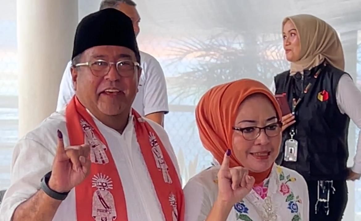 Rano Karno dan istri usai mencoblos. 