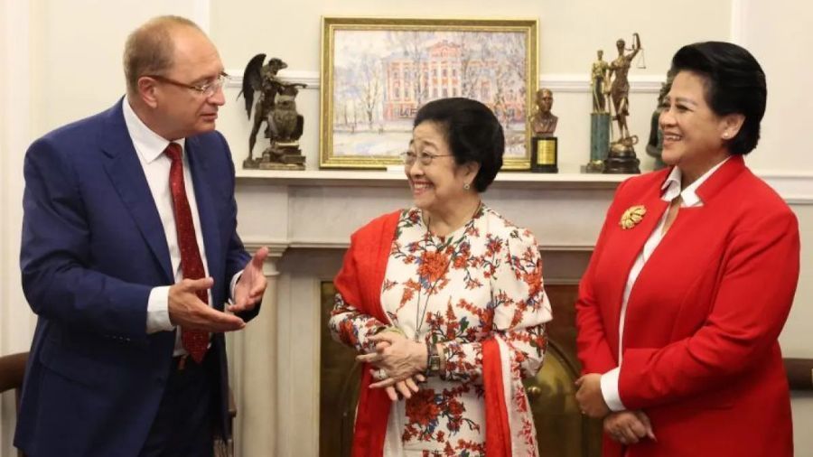 Presiden ke-5 RI Megawati Soekarnoputri (tengah) didampingi Guru Besar yang juga Duta Besar bidang Pendidikan dan Iptek untuk Universitas St.Petersburg, Connie Rahakundini Bakrie (kanan) berbincang dengan Rektor Universitas St. Petersburg Nikolay Kropachev (kiri) saat berkunjung ke Universitas St. Petersburg, Rusia, Senin (16/9/2024). <b>(Dok.Antara)</b>