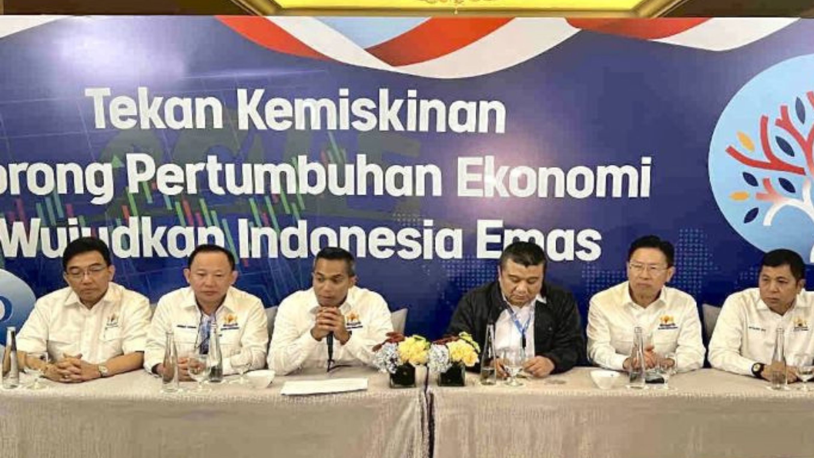 Ketua Umum Kamar Dagang dan Industri (Kadin) Indonesia Anindya Bakrie (tiga kiri) dalam jumpa pers usai Rapat Pimpinan Nasional (Rapimnas) Kadin 2024 di Jakarta, Minggu (1/12/2024). <b>(ANTARA (Harianto/aa))</b>