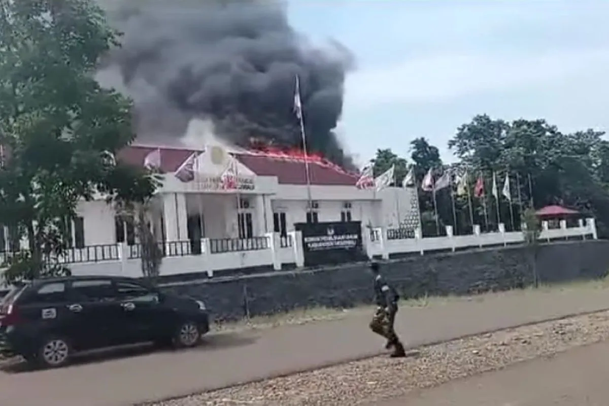 Kebakaran terjadi di Kantor KPU Kabupaten Morowali, Provinsi Sulawesi Tengah, Selasa (3/12/2024).  <b>(Antara)</b>