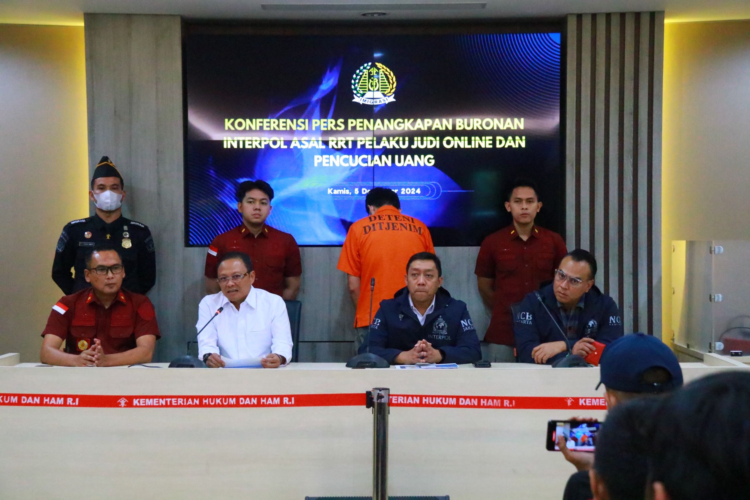 Buronan Interpol Asal RRT Diserahkan ke Interpol  <b>(Istimewa)</b>