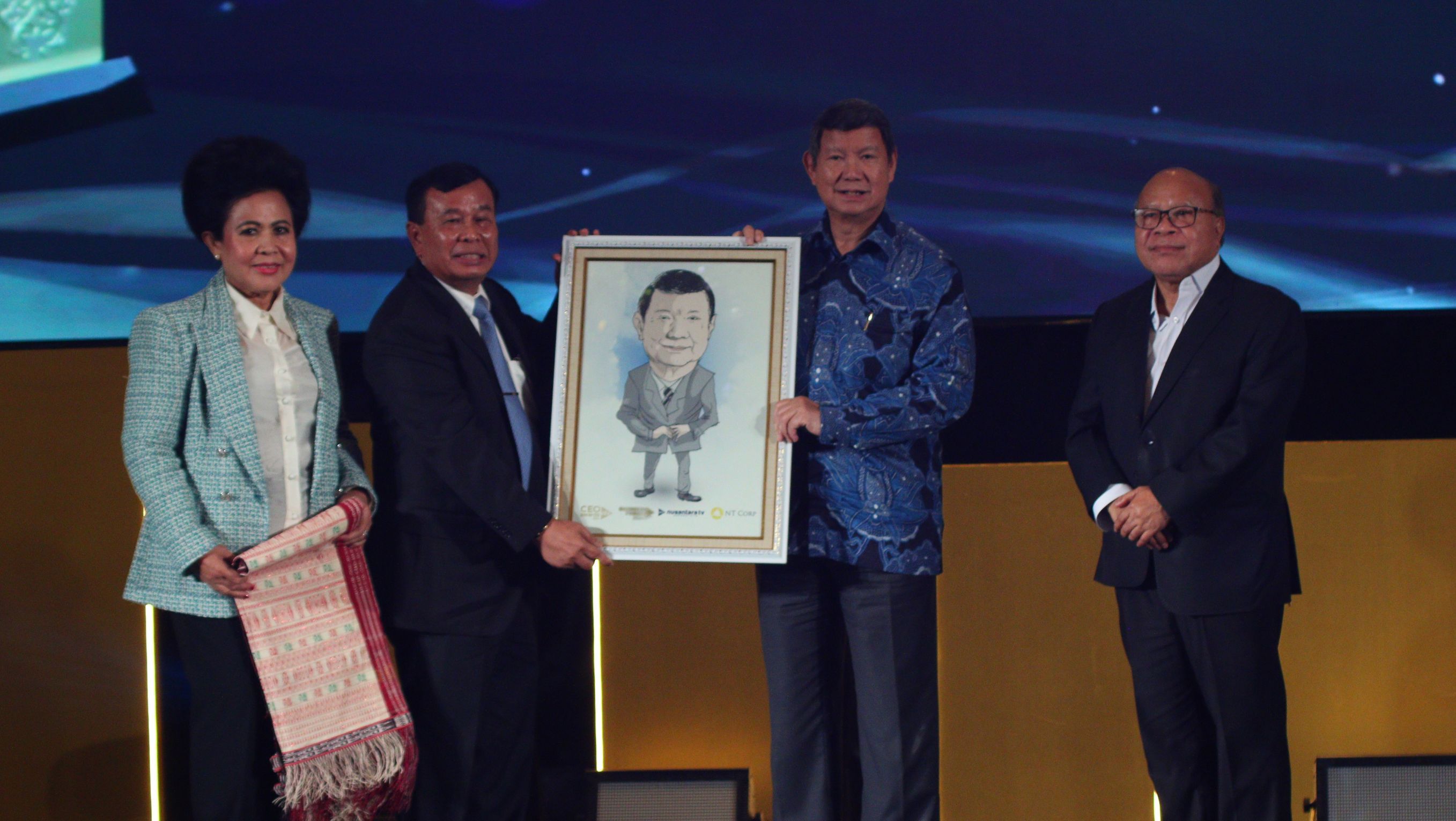 Presiden Komisaris NTCORP dan Nusantara TV, Dr. Ir. Nurdin Tampubolon, memberikan cinderamata kepada Utusan Khusus Presiden RI untuk Iklim dan Energi, Hashim S. Djojohadikusumo, dalam acara NTV CEO Awards 2024 di Hotel Raffles, Jakarta, Rabu malam, 4 <b>(Nusantara TV)</b>