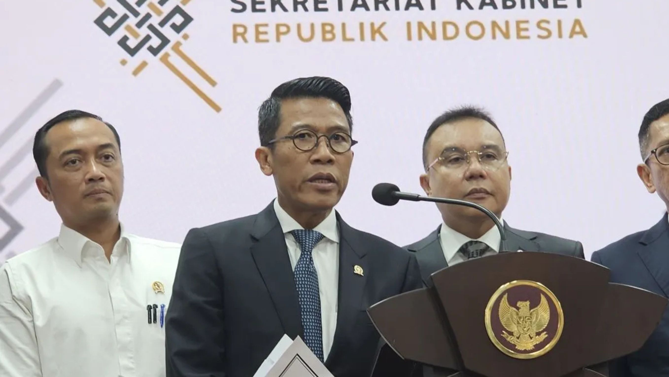 Ketua Komisi XI Misbakhun memberikan pernyataan pers usai pertemuan DPR RI dan Presiden RI membahas penerapan PPN 12 persen di Kantor Presiden, Jakarta, Kamis (5/12/2024). <b>(ANTARA (Livia Kristianti))</b>