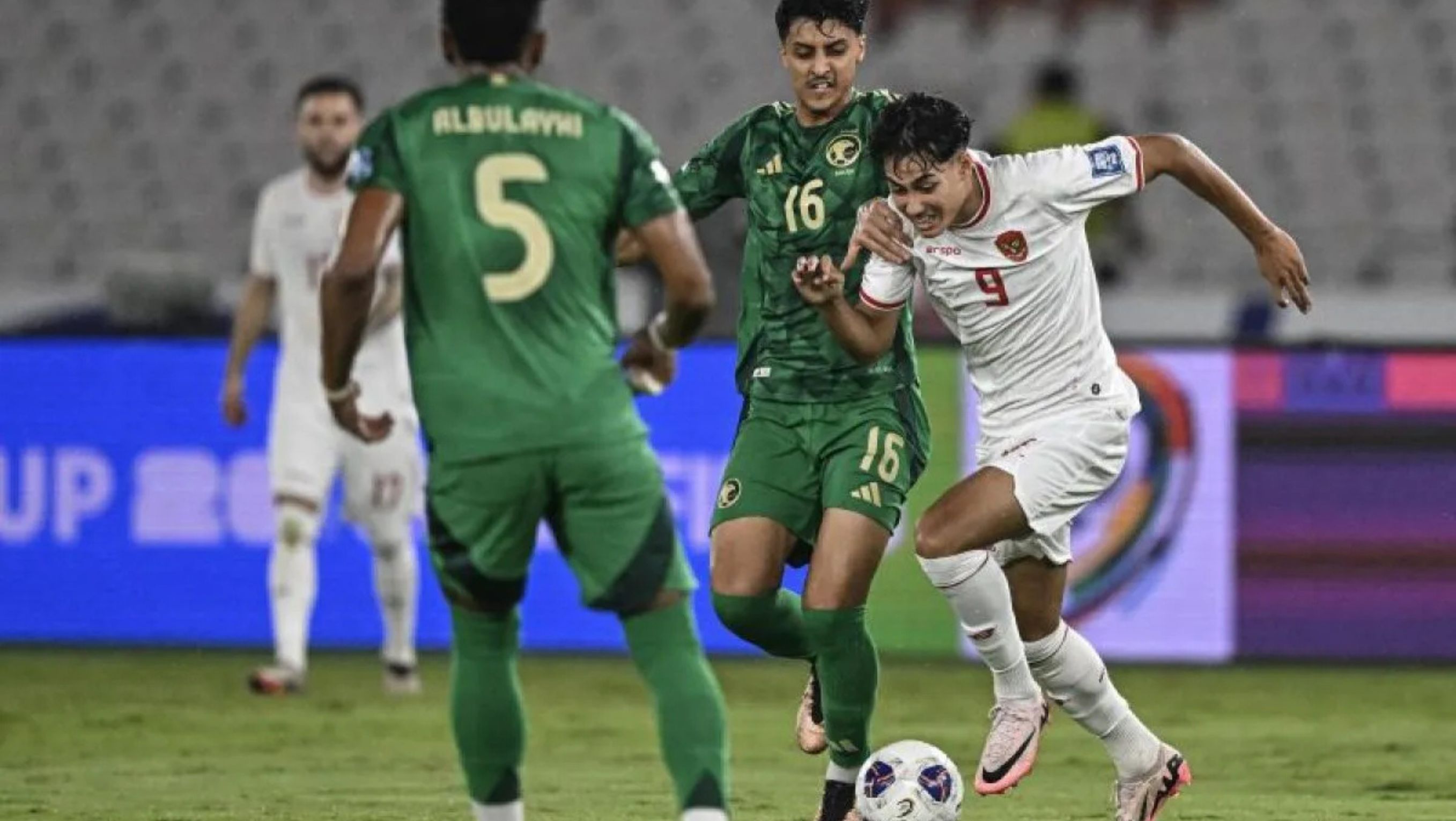 Pesepak bola Timnas Indonesia Rafael William Struick (kanan) berusaha melewati hadangan pesepak bola Timnas Arab Saudi Faisal Alghamdi (tengah) dan Ali Al Bulayhi (kiri) pada pertandingan Grup C putaran ketiga Kualifikasi Piala Dunia 2026 Zona Asia d <b>(ANTARA (Aprillio Akbar))</b>