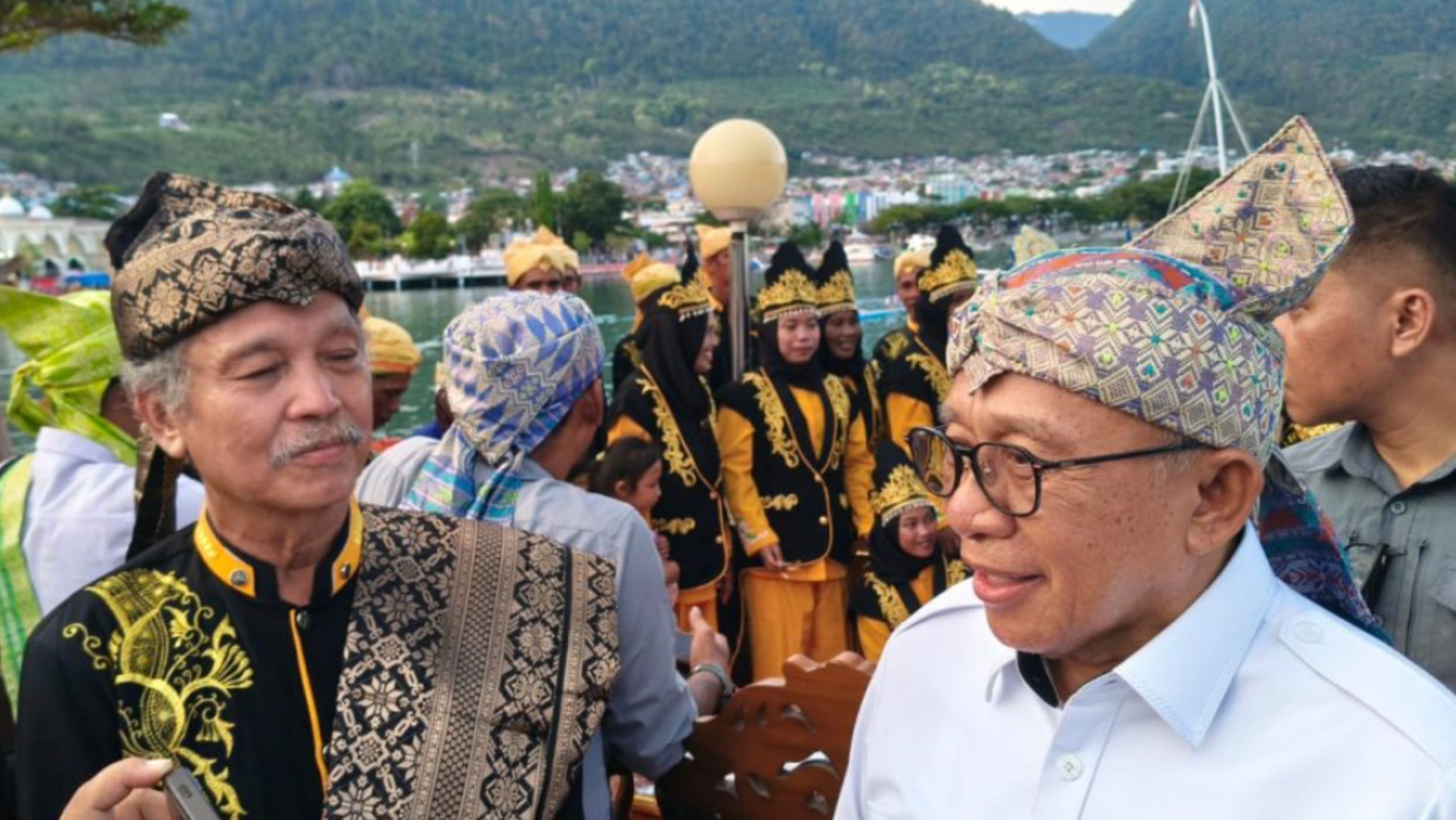 Wakil Bupati Banggai Furqanudin Masulli menyambut langsung kedatangan Perahu Sandeq dan membuka Festival Sama-Bajao <b>(Kabar Luwuk)</b>