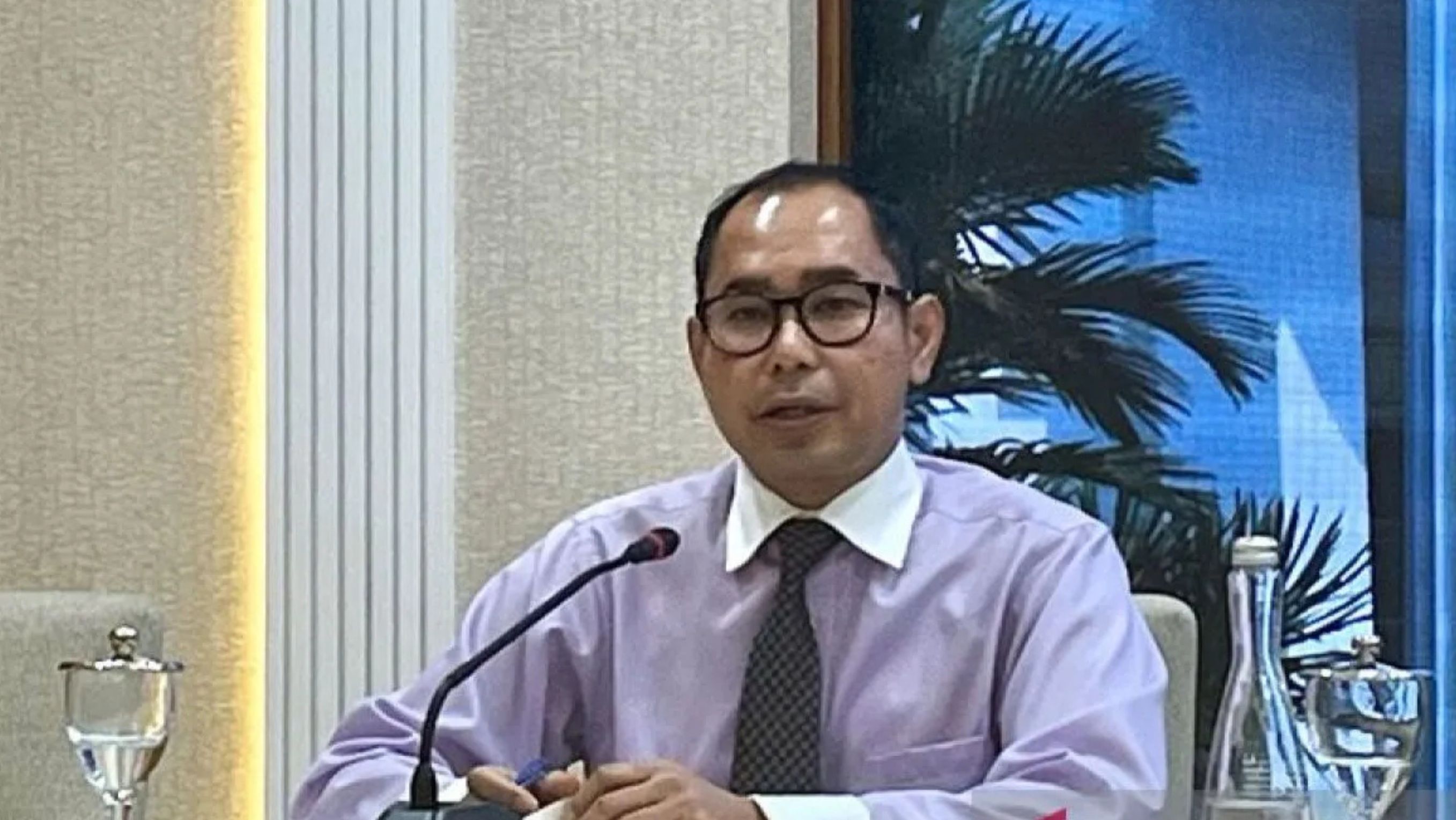 Direktur Pelindungan WNI dan Badan Hukum Indonesia Kementerian Luar Negeri RI Judha Nugraha menyampaikan pernyataannya usai konferensi pers di Jakarta, Jumat (9/8/2024). <b>(ANTARA (Nabil Ihsan))</b>