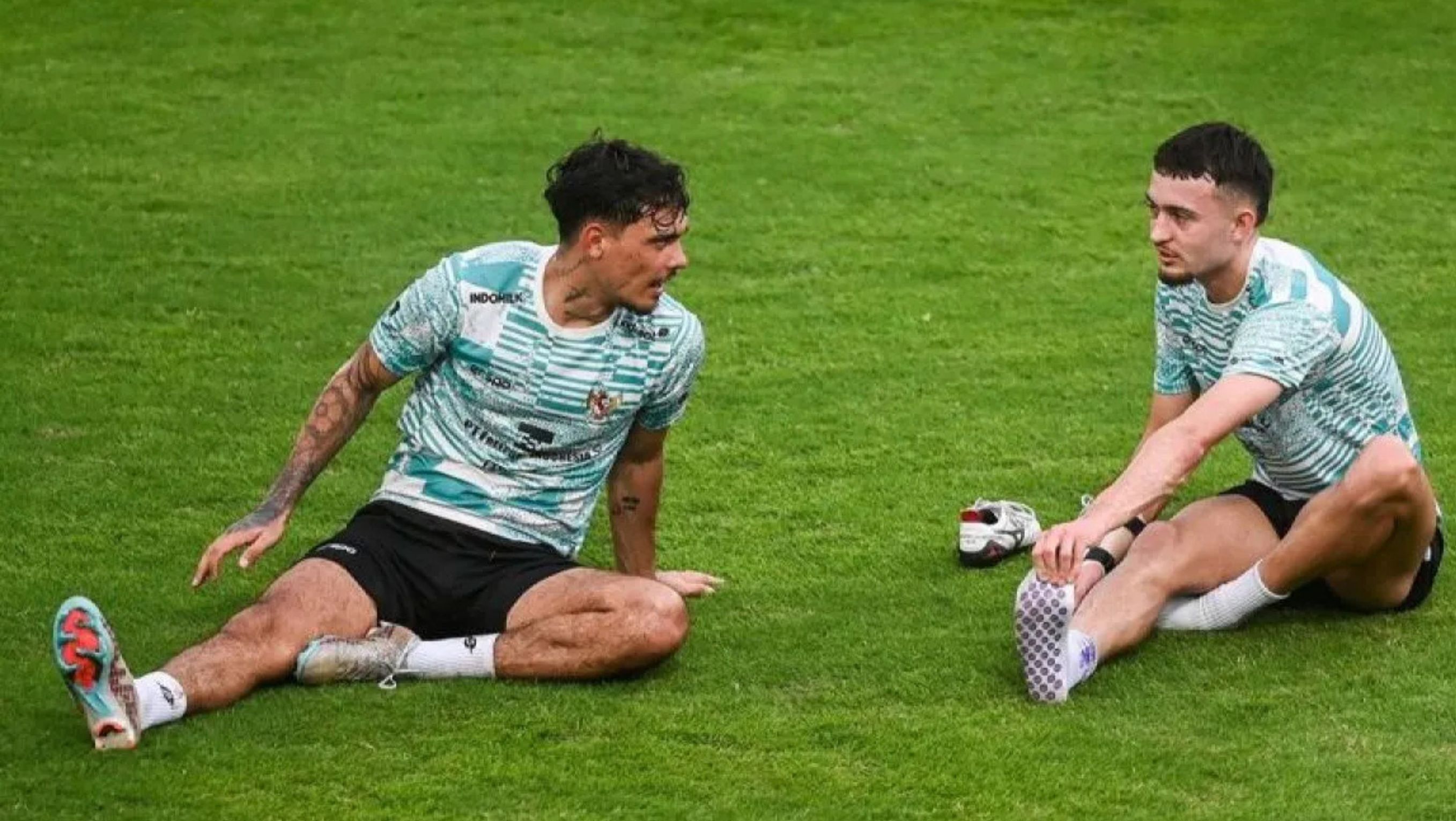 Pesepak bola Timnas Indonesia Shayne Pattynama (kiri) bersama Ivar Jenner (kanan) berlatih saat pemusatan latihan (TC) di Lapangan ABC Senayan, Jakarta <b>((Antara))</b>