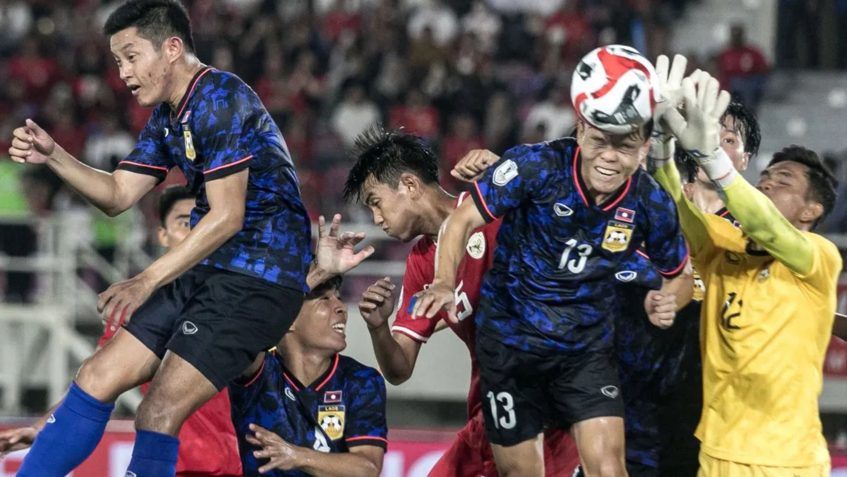 Pesepak bola Timnas Indonesia Kakang Rudiana (ketiga kanan) berebut bola dengan pesepak bola Timnas Laos Xayasith Singsavang (kedua kanan) dan penjaga gawang Keo Oudone Souvannasangso (kanan) saat pertandingan Grup B ASEAN Cup 2024 di Stadion Manahan <b>((Antara))</b>