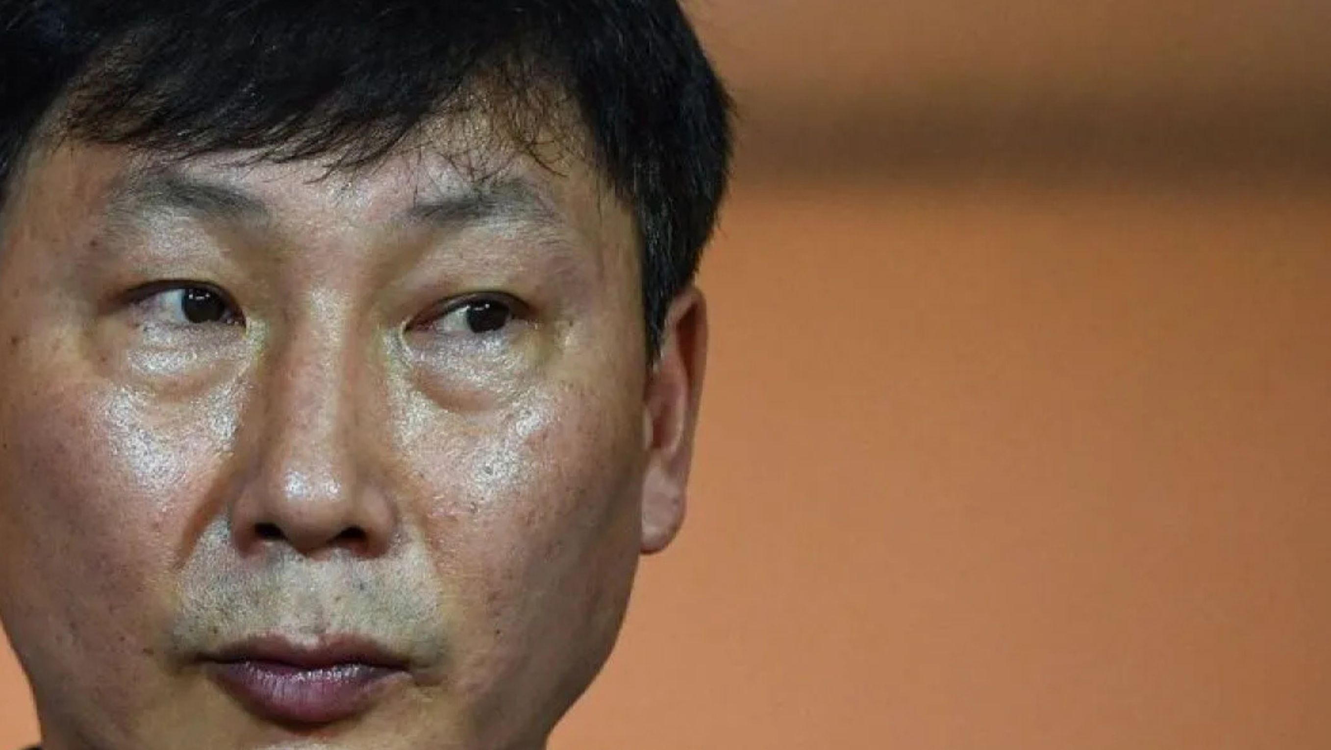 Pelatih kepala Vietnam Kim Sang-sik menyaksikan jelang dimulainya pertandingan sepak bola persahabatan internasional antara Vietnam dan Rusia di Stadion Nasional My Dinh di Hanoi pada 5 September 2024 <b>((Antara))</b>