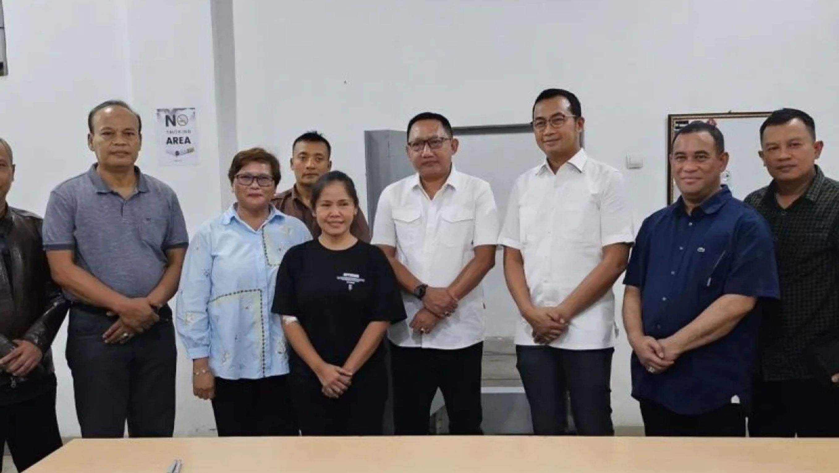 Terpidana mati kasus penyelundupan narkoba, Mary Jane Veloso (empat kiri), dipindahkan dari Lembaga Pemasyarakatan (Lapas) Perempuan Kelas IIB Yogyakarta ke Lapas Perempuan Kelas IIA Pondok Bambu, Jakarta, Minggu (15/13/2024) malam. <b>(ANTARA/HO-Kemenko Kumham Imipas)</b>