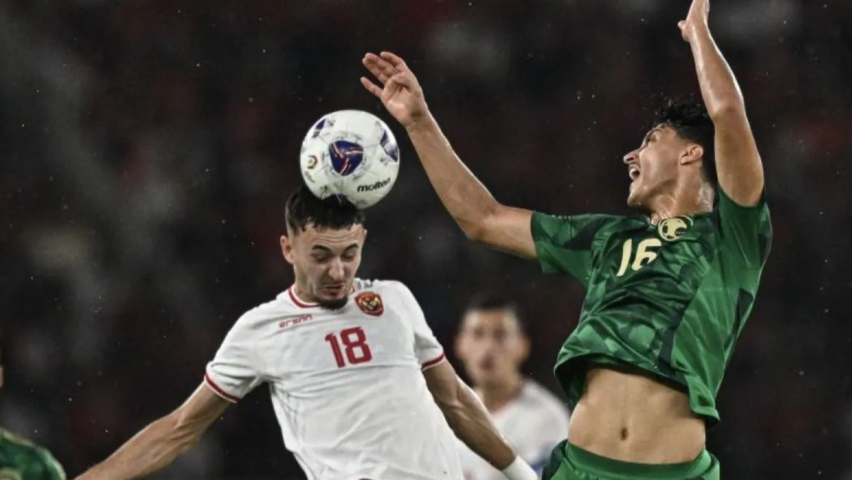 Pesepak bola Timnas Indonesia Ivar Jenner (kiri) berebut bola dengan pesepak bola Arab Saudi Faisal Alghamdi (kanan) pada pertandingan Grup C putaran ketiga Kualifikasi Piala Dunia 2026 Zona Asia di Stadion Utama Gelora Bung Karno, Senayan,  <b>((Antara))</b>