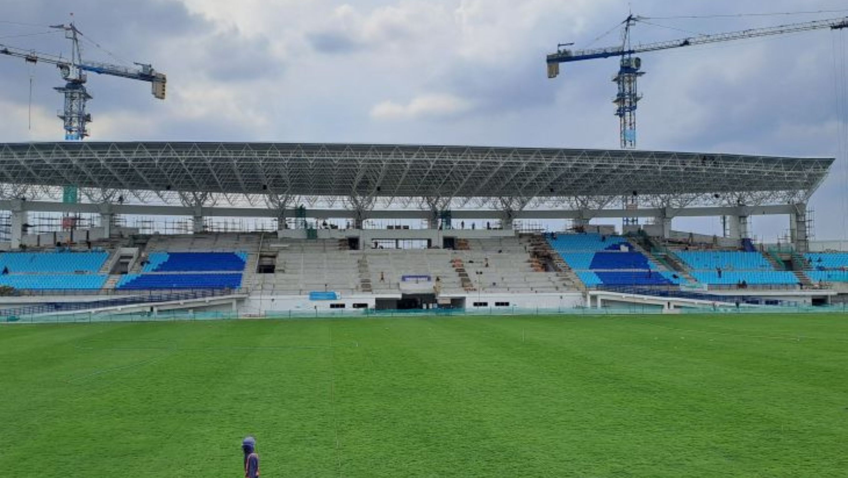 Tampilan fisik konstruksi Stadion Surajaya Lamongan yang telah mencapai 80 persen di awal bulan Desember Tahun 2024, Minggu (8/12/2024).  <b>(ANTARA (Alimun Khakim))</b>