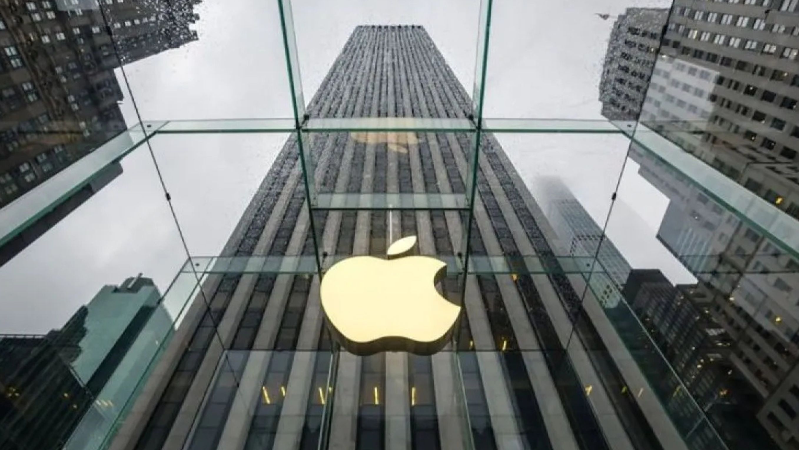 Ilustrasi - Logo Apple Store di pintu masuk Apple Store di Fifth Avenue New York. <b>((Antara))</b>