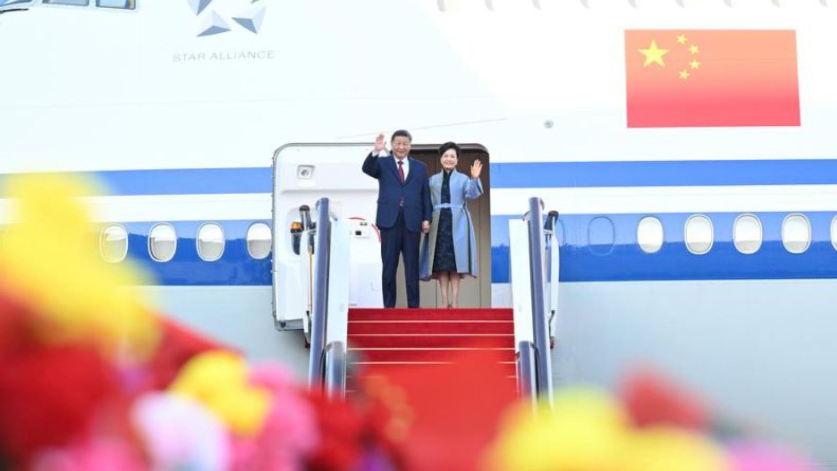 Presiden China Xi Jinping dan istrinya Peng Liyuan turun dari pesawat dan menyambut massa di Makau, China selatan, 18 Desember 2024.  <b>(ANTARA/Xinhua (Xie Huanchi))</b>