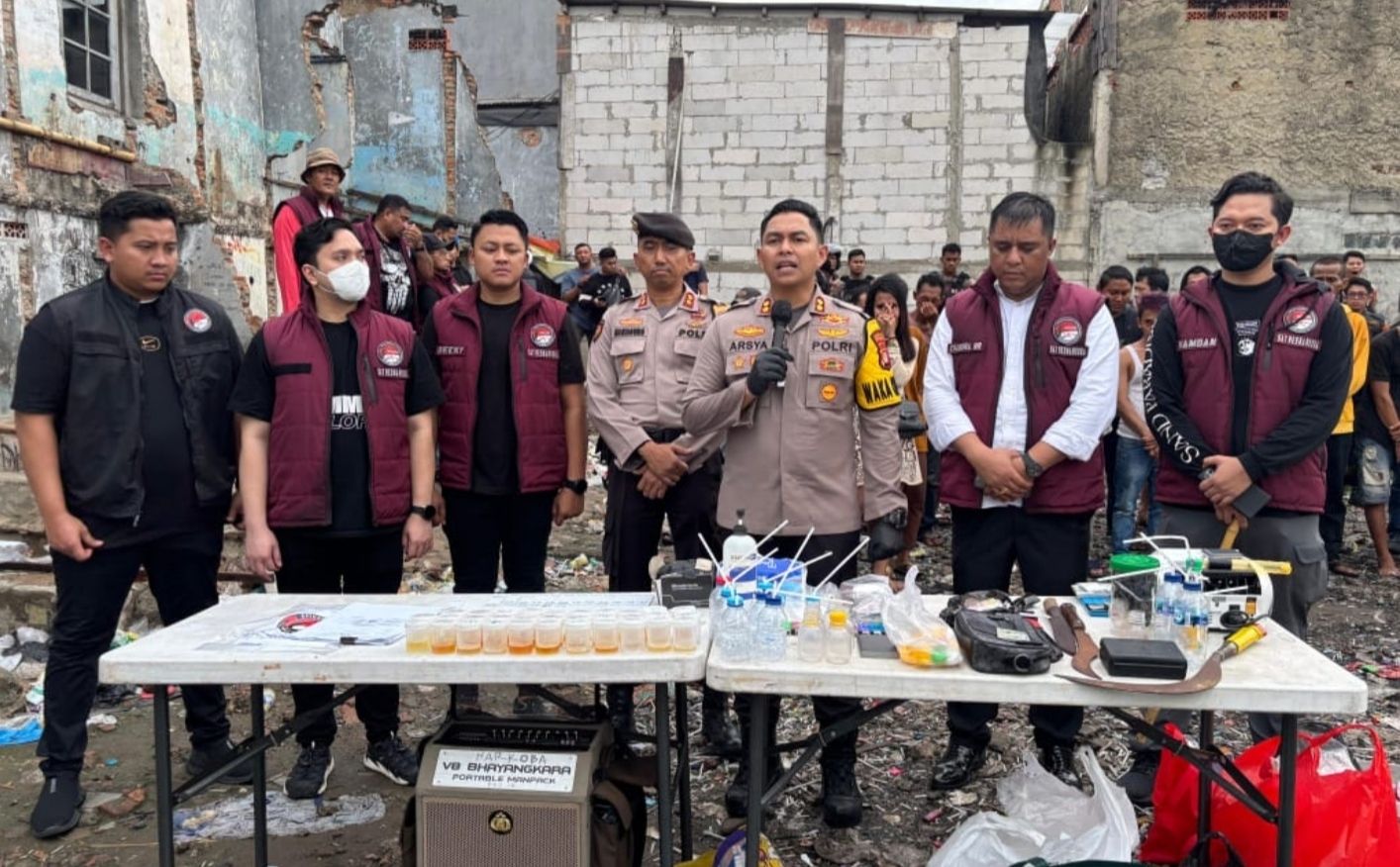 Penggerebekan Polres Metro Jakarta Barat di Kampung Boncos, Palmerah, Jakarta Barat. 