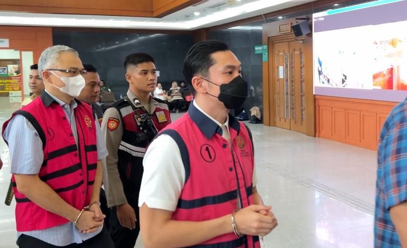 Reza Andriansyah bersama Harvey Moeis jelang sidang vonis.