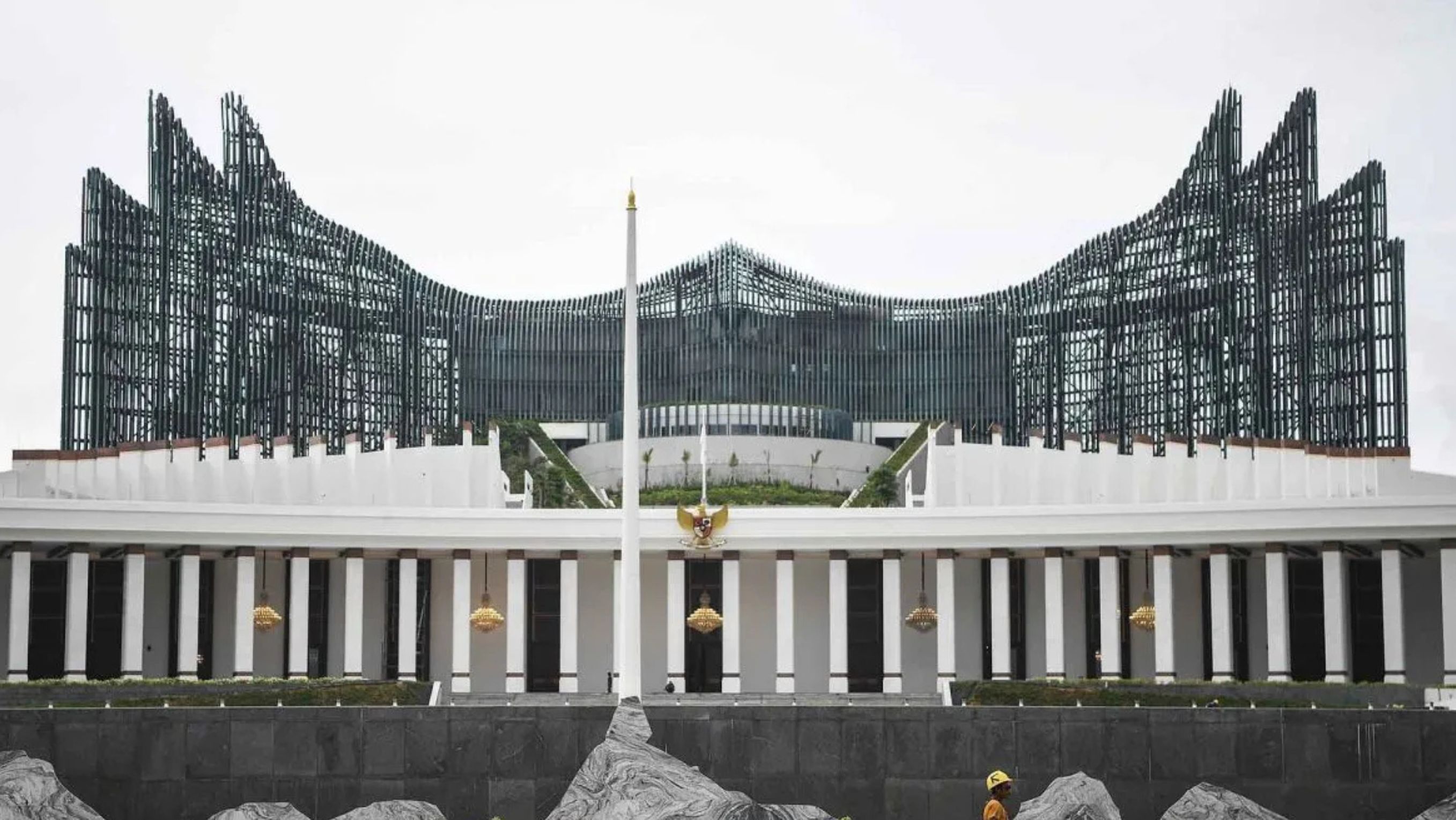 Pekerja berjalan di depan Istana Negara di Kawasan Inti Pusat Pemerintahan (KIPP) di Ibu Kota Nusantara (IKN), Penajam Paser Utara, Kalimantan Timur, Senin (11/11/2024). Presiden Prabowo Subianto akan memfokuskan pembangunan Ibu Kota Nusantara (IKN)  <b>((Antara))</b>