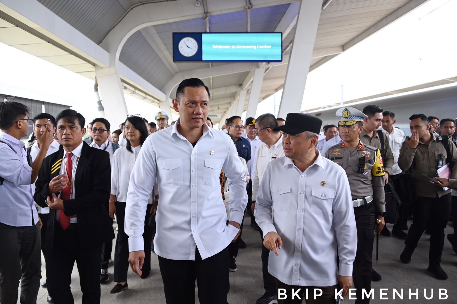 Menteri Koordinator Bidang Infrastruktur dan Pembangunan Wilayah, Agus Harimurti Yudhoyono (AHY) didampingi Menteri Perhubungan Dudy Purwagandhi meresmikan Stasiun Kereta Cepat Karawang.