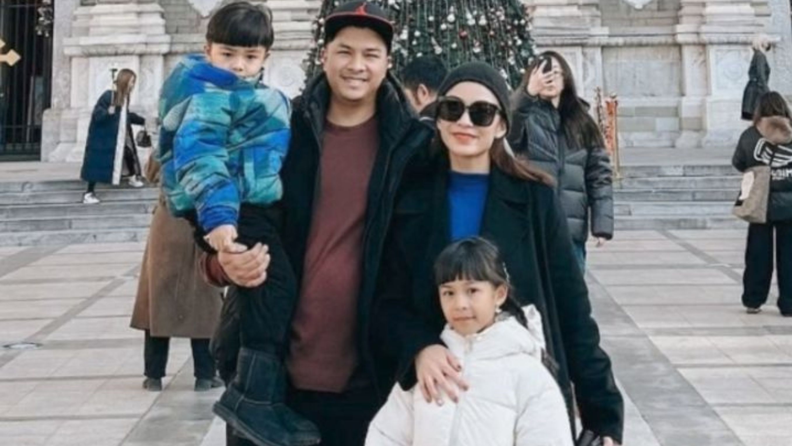 Pasangan pesinetron Chelsea Olivia dan Glenn Alinskie yang merayakan Natal di Beijing (Instagram @chelseaolivia) <b>((Antara))</b>