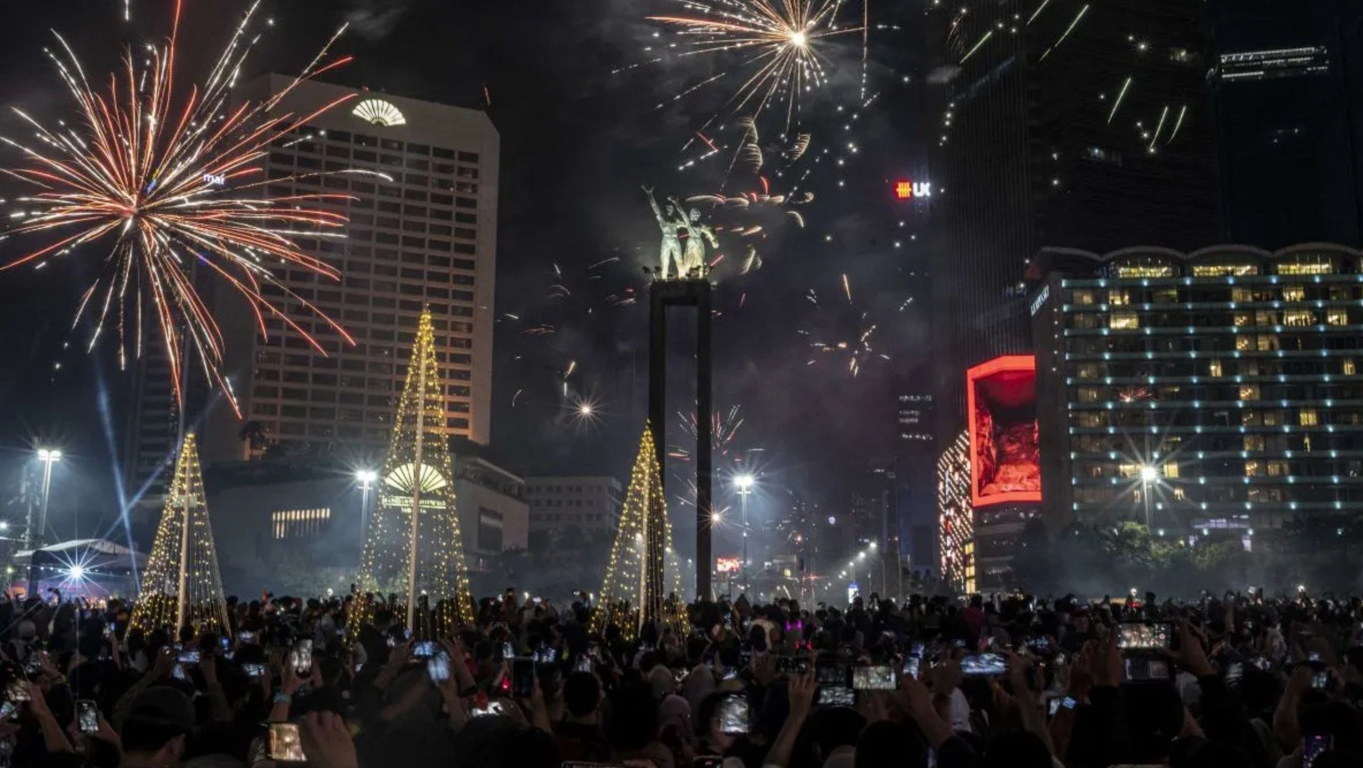 Arsip foto - Ribuan warga menyaksikan pesta kembang api menyambut Tahun Baru 2023 di kawasan Bundaran HI, Jakarta, Senin (1/1/2023). Pemprov DKI Jakarta menggelar  <b>(ANTARA (Aprillio Akbar))</b>