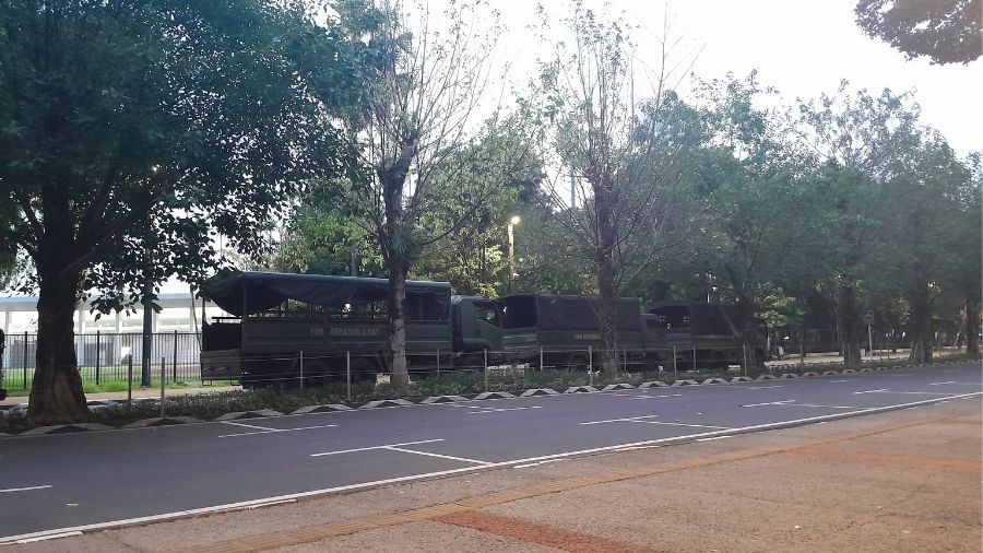 Mobil TNI berjaga di sekitar Indonesia Arena GBK <b>(NTVNews.id/ Adiansyah)</b>