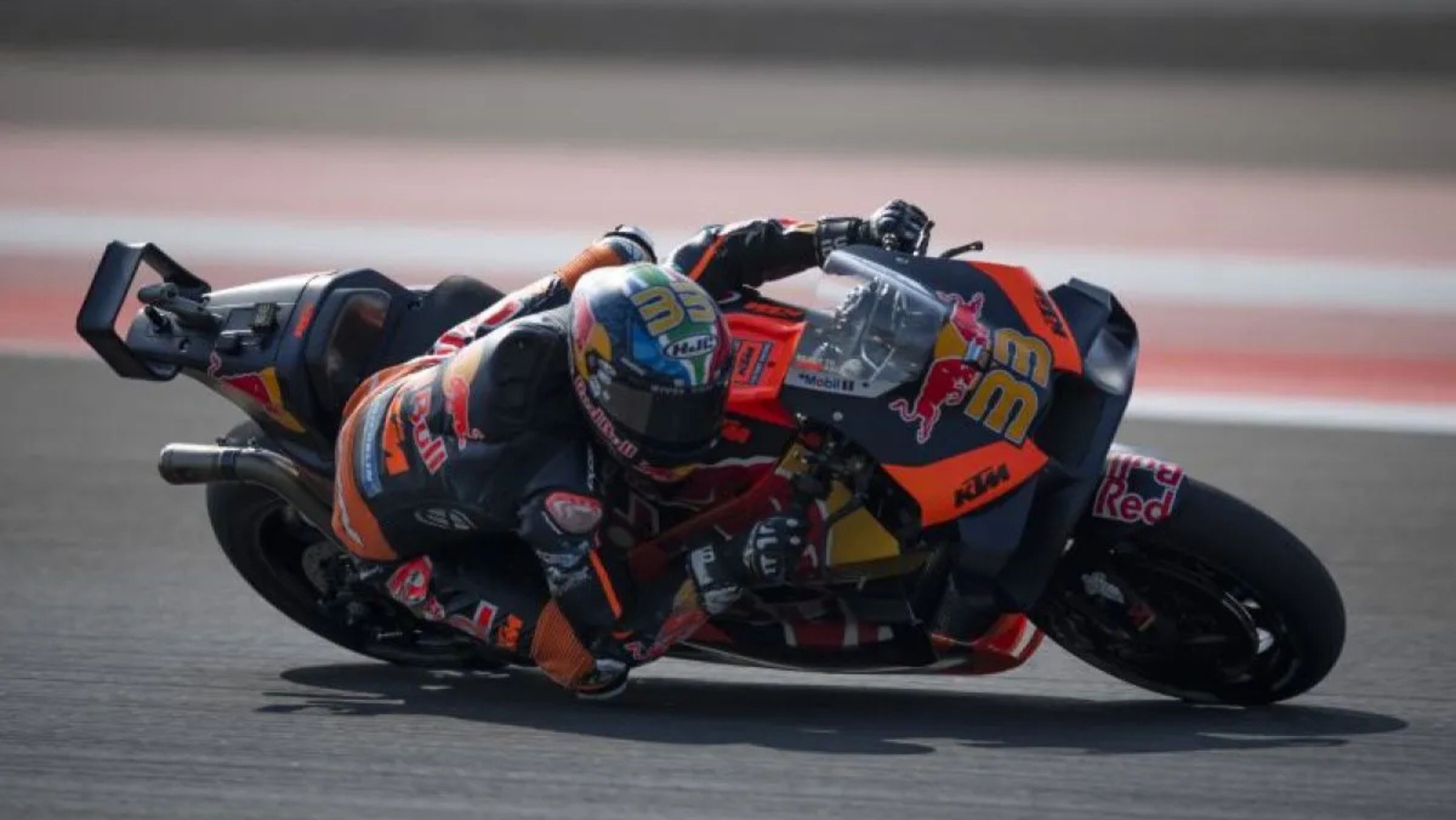 Pembalap Red Bull KTM Factory Racing Brad Binder memacu kecepatan pada sesi latihan bebas 2 MotoGP seri ke-15 di Pertamina Mandalika International Street Circuit, Lombok Tengah, NTB. <b>((Antara))</b>