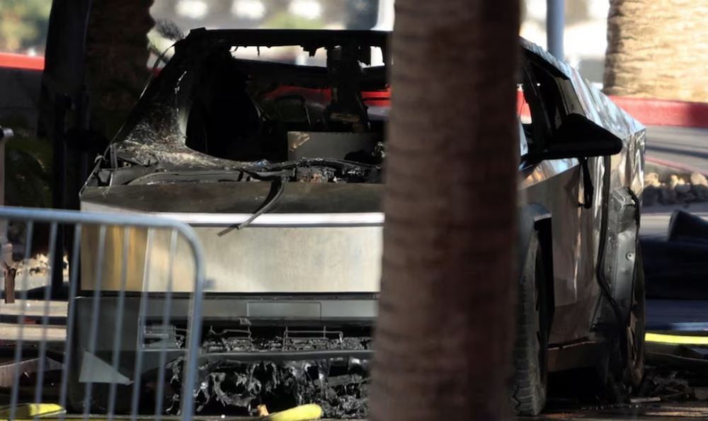 Kerangka Tesla Cybertruck yang terbakar di pintu masuk Trump Hotel, di Las Vegas, Nevada, AS, 1 Januari 2025. (Foto: Dok/Ronda Churchill/Reuters)