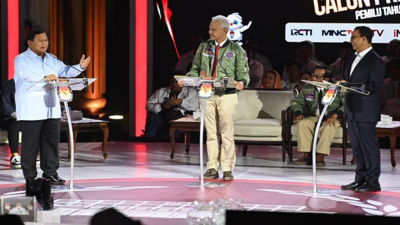 Capres Prabowo Subianto, Ganjar Pranowo, dan Anies Baswedan saat Debat Capres 2024.   <b>(Youtube KPU)</b>