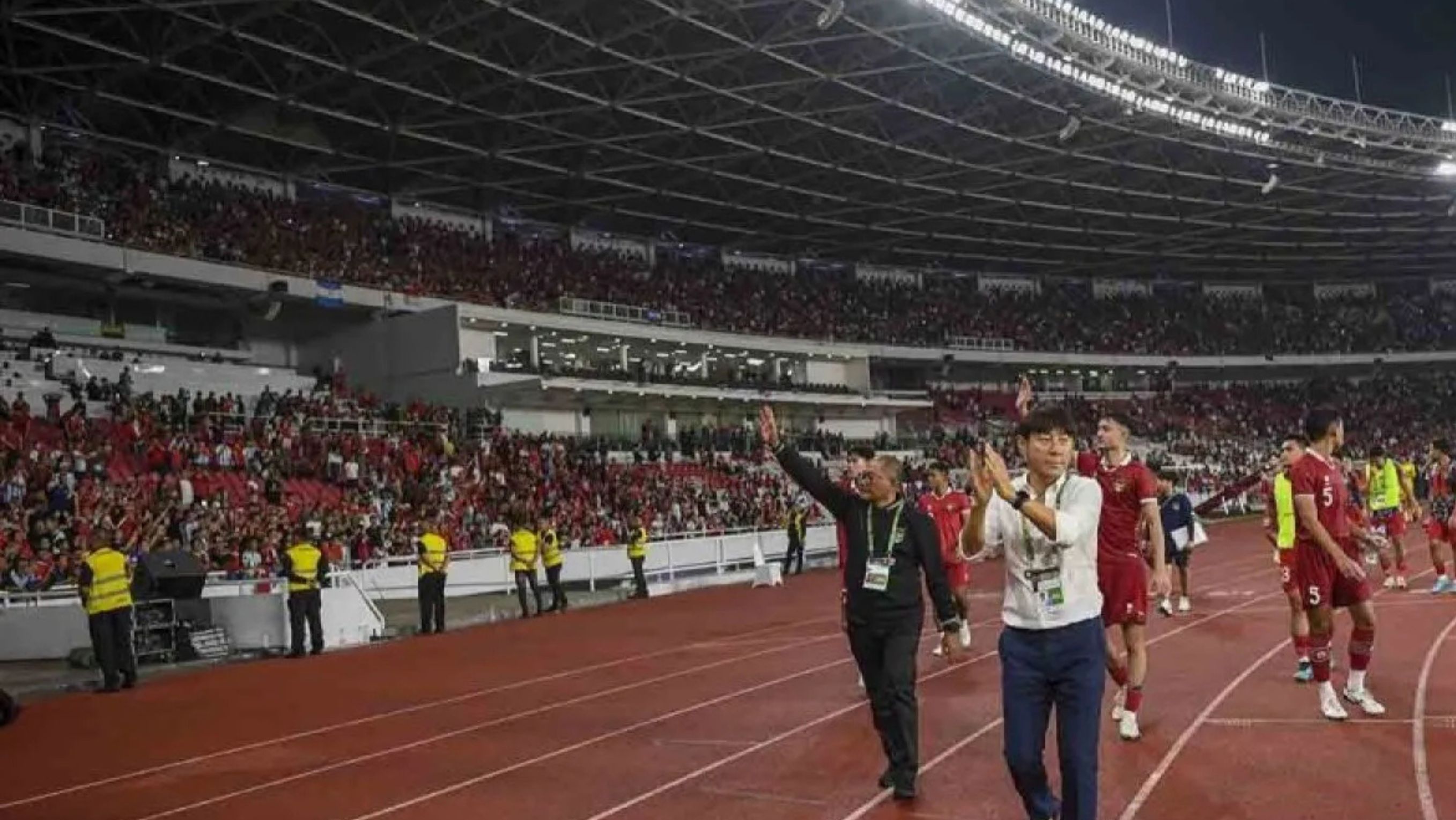 Pelatih Timnas Indonesia Shin Tae-yong bersama Pesepak bola Timnas Indonesia menyapa suproter usai pertandingan FIFA Matchday di Stadion Utama Gelora Bung Karno, Jakarta. <b>((Antara))</b>