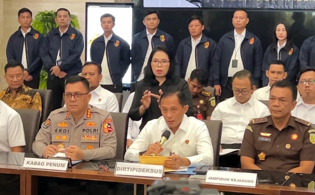 Direktur Tindak Pidana Ekonomi Khusus (Dirtipideksus) Bareskrim Polri Brigjen Helfi Assegaf (tengah). (NTVNews.id) 