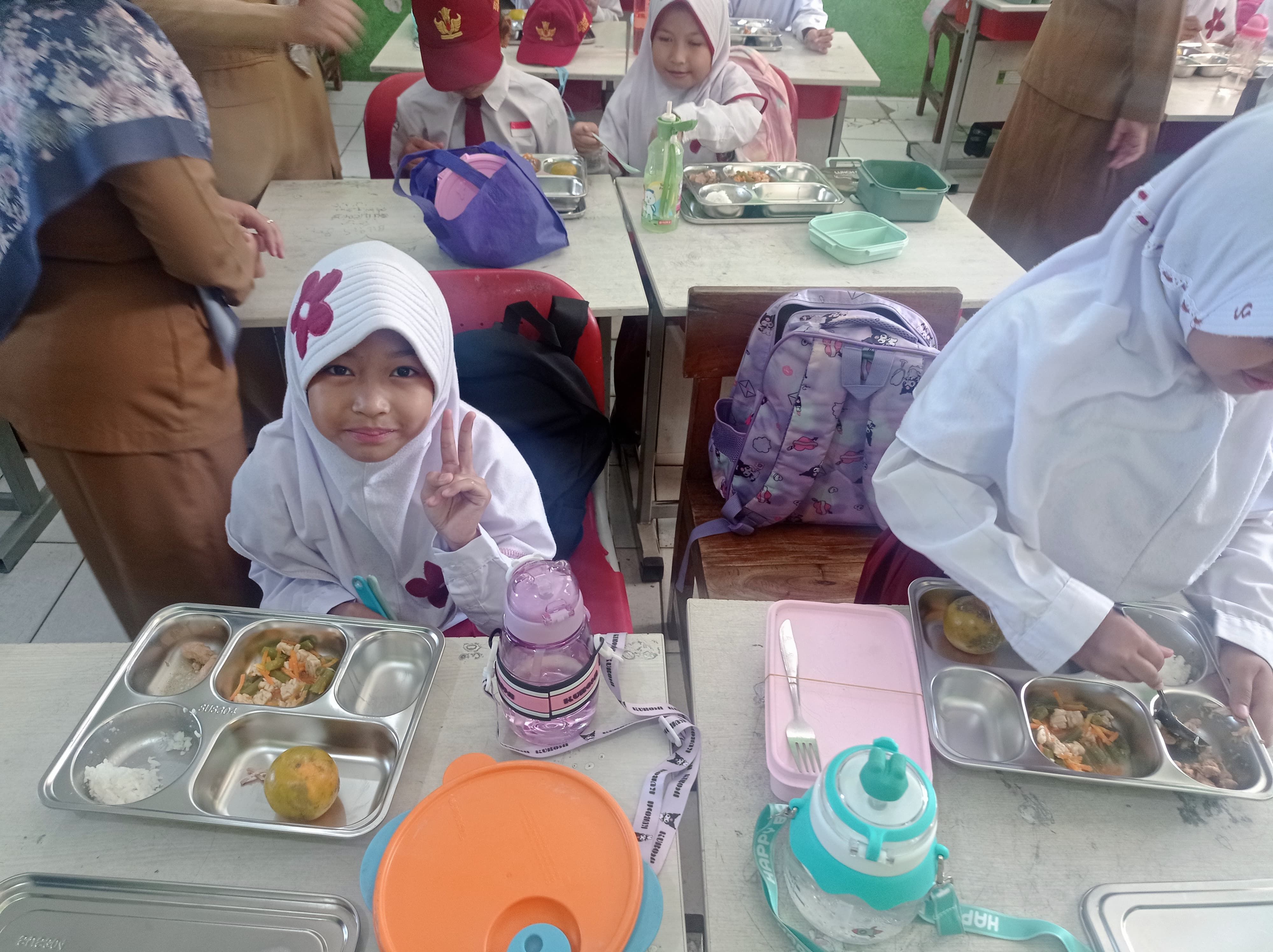 Menteri Komunitas dan Digial, Muetya Hafid pantau Makan Bergizi Gratis di SDN Cilangkap 5 Kota Depok