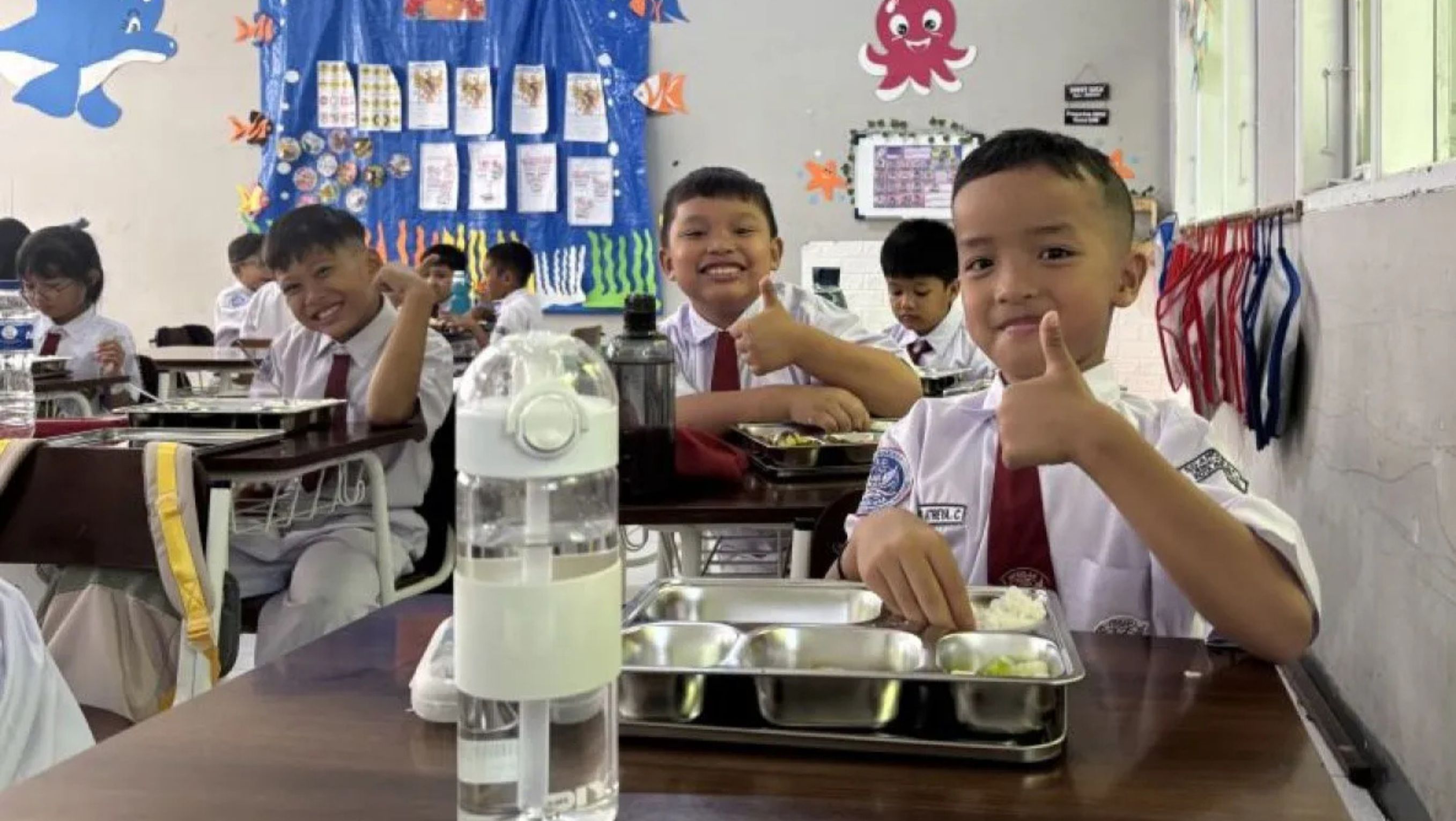 Pemberian makan bergizi gratis kepada para siswa sekolah dasar di Kota Bandung, Jawa Barat. <b>((Antara))</b>