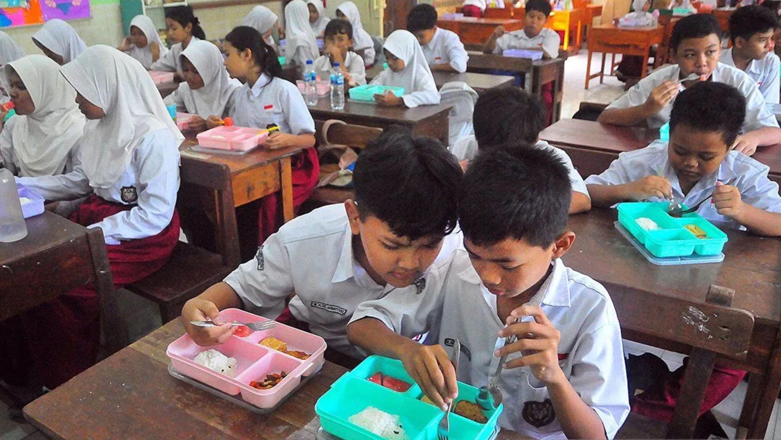  Siswa menyantap makanan saat pelaksanaan uji coba makan bergizi gratis di SDN 2 Wergu Wetan, Kudus, Jawa Tengah. <b>((Antara))</b>