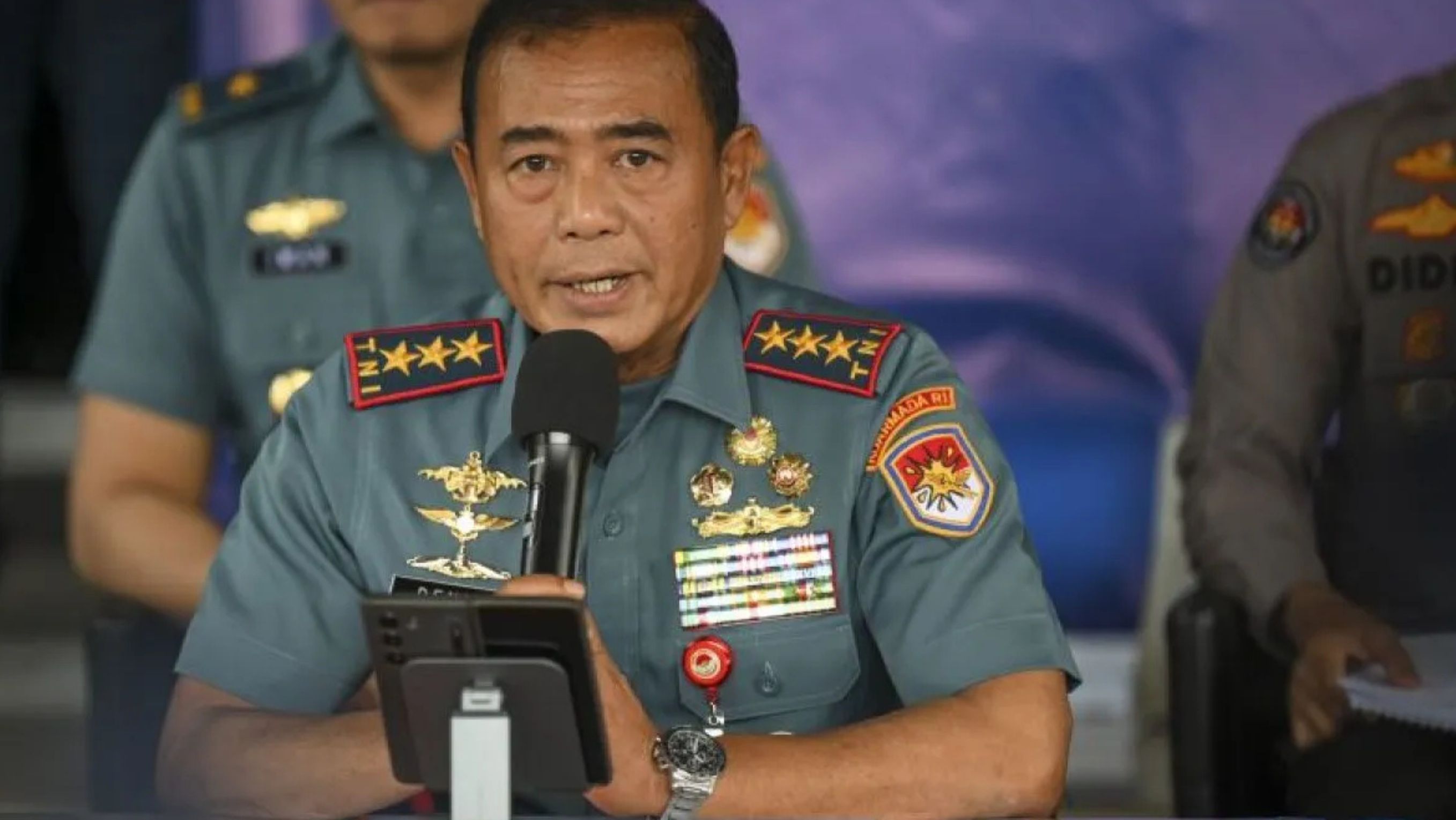 Pangkoarmada Laksamana Madya TNI Denih Hendrata menyampaikan pemaparan saat konferensi pers terkait dengan kasus penembakan bos rental mobil di Markas Koarmada TNI AL, Jakarta, Senin (6/1/2025). <b>(ANTARA (Muhammad Ramdan))</b>