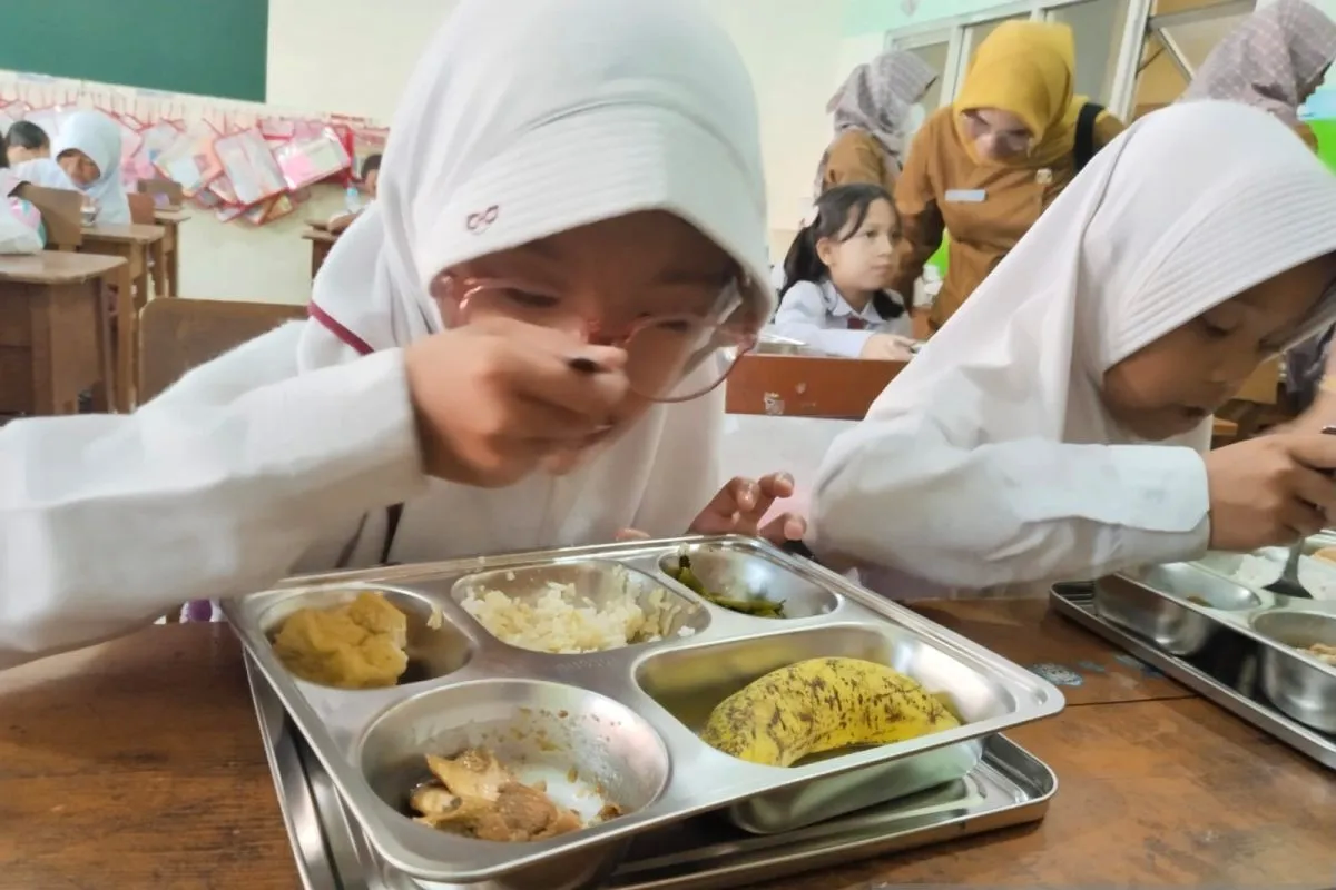 Ilustrasi - Siswa SD menyantap makanan yang dibagikan dalam program Makan Bergizi Gratis.  <b>(Antara)</b>