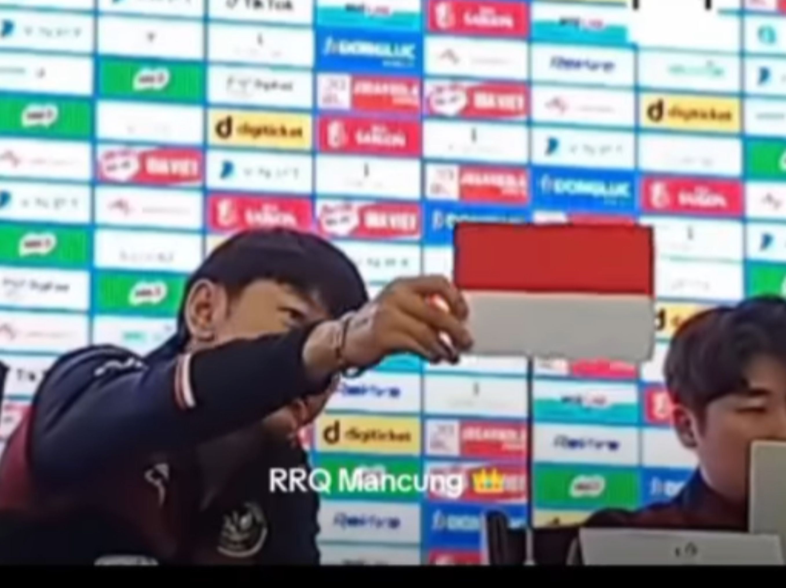 Shin Tae-yong betulkan bendera Merah Putih <b>(INSTAGRAM  folkshit)</b>