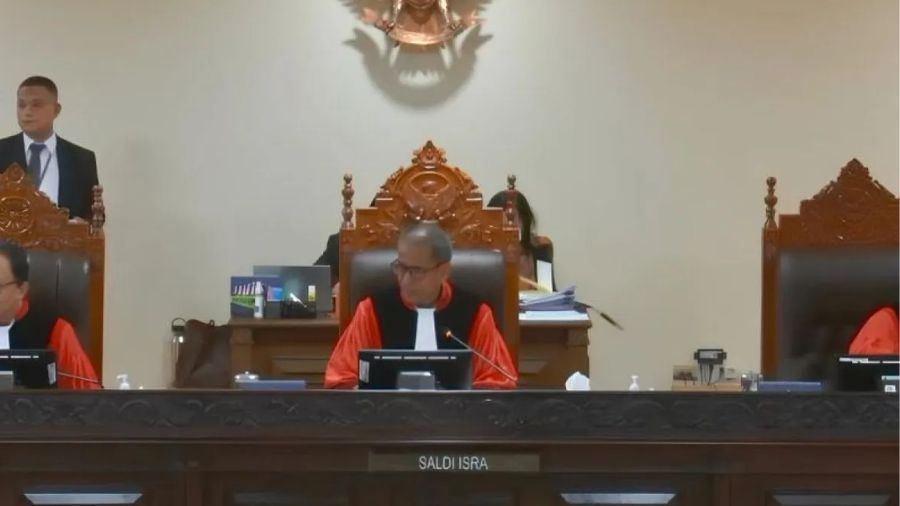 Wakil Ketua Mahkamah Konstitusi Saldi Isra (tengah) selaku ketua panel dua sidang sengketa Pilkada 2024 saat sidang pendahuluan di Gedung II MK <b>(Antara/ Fath Putra Mulya.)</b>