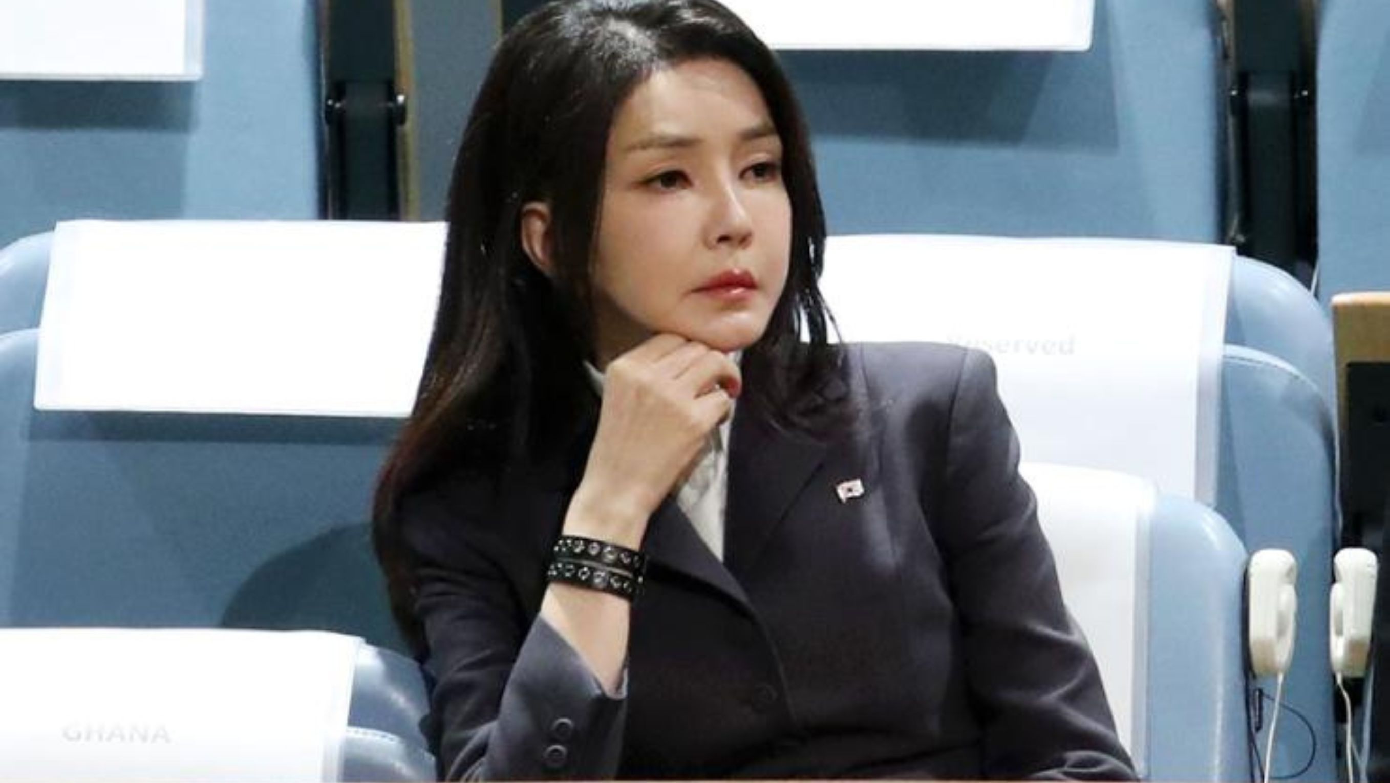 Ibu negara Kim Keon Hee mendengarkan pidato utama Presiden Yoon Suk Yeol selama Sidang Umum Perserikatan Bangsa-Bangsa ke-77 di markas besar PBB di New York. <b>((The Korea Times))</b>