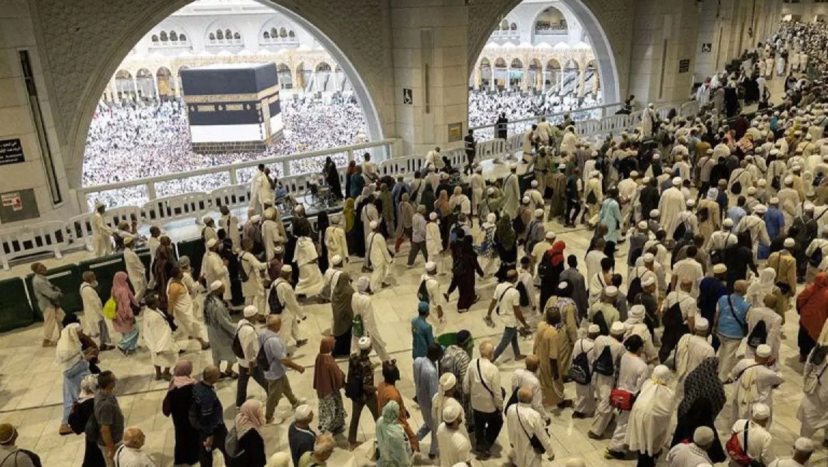 Arsip foto - Umat Islam melaksanakan tawaf di Masjidil Haram, Makkah, Arab Saudi, Kamis (6/6/2024). Menjelang berakhirnya fase kedatangan jamaah calon haji (closing date) pada 10 Juni 2024 kondisi Masjidil Haram semakin padat oleh jamaah dari berbaga <b>((Antara))</b>