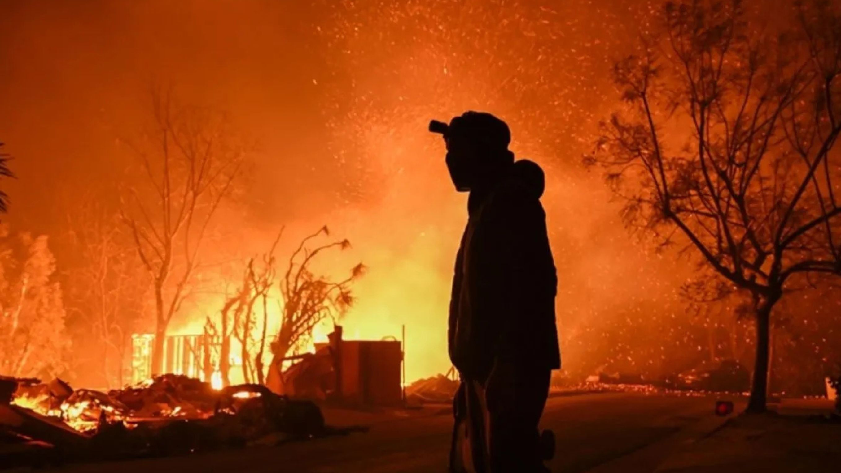 Kebakaran di kawasan Los Angeles meluas ke Hollywood Hills pada Rabu (8/1/2025) malam, menyebabkan petugas pemadam kebakaran berjuang keras mengendalikan api yang telah merenggut setidaknya lima nyawa dan menghancurkan sekitar 1.100 rumah, bisnis, da <b>(ANTARA/Anadolu)</b>