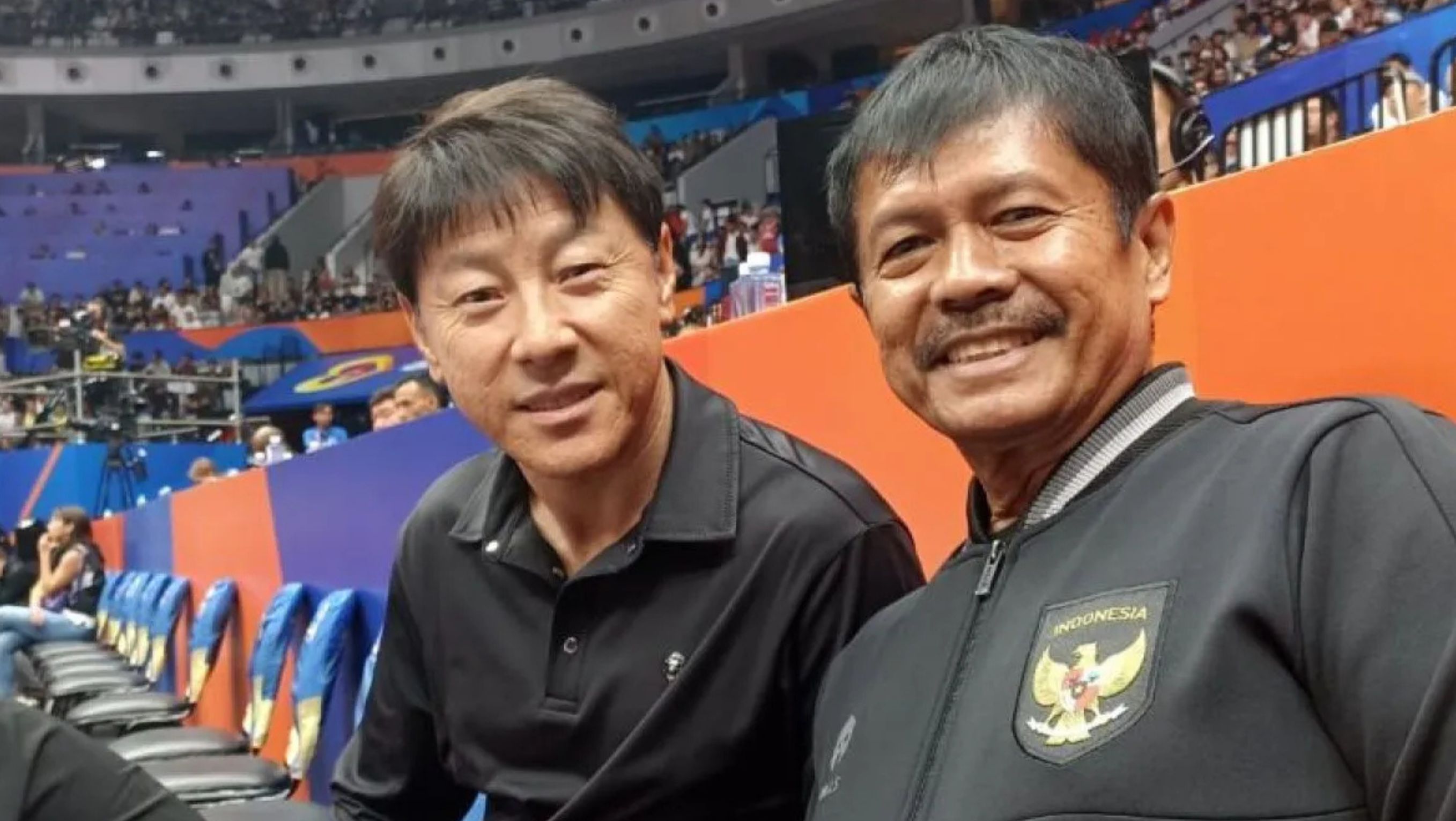 Pelatih Timnas Sepakbola Indonesia Shin Tae-Yong dan Indra Sjafri menonton Piala Dunia FIBA 2023 di Indonesia Arena Jakarta <b>((Antara))</b>