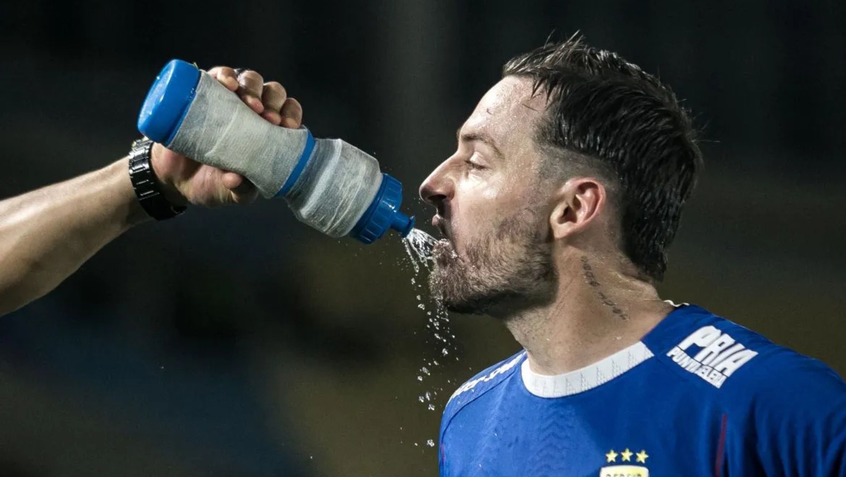 Pesepak bola Persib Bandung Marc Antony Klok meminum air saat jeda pertandingan melawan Persis Solo pada pertandingan BRI Liga 1 di Stadion Manahan, Solo, Jawa Tengah, Minggu (29/12/2024). <b>(ANTARA (Mohammad Ayudha))</b>