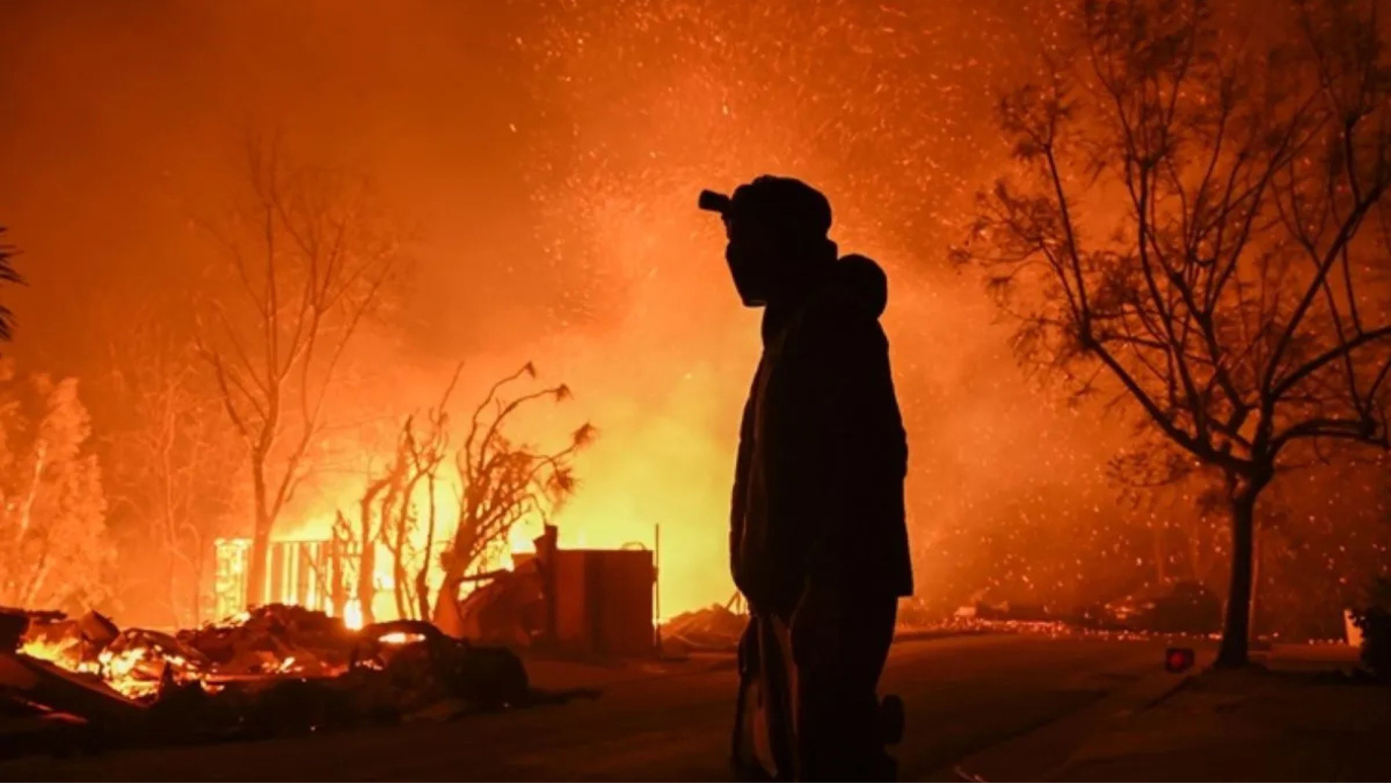 Kebakaran di kawasan Los Angeles meluas ke Hollywood Hills pada Rabu (8/1/2025) malam, menyebabkan petugas pemadam kebakaran berjuang keras mengendalikan api yang telah merenggut setidaknya lima nyawa dan menghancurkan sekitar 1.100 rumah, bisnis, da <b>((Antara))</b>